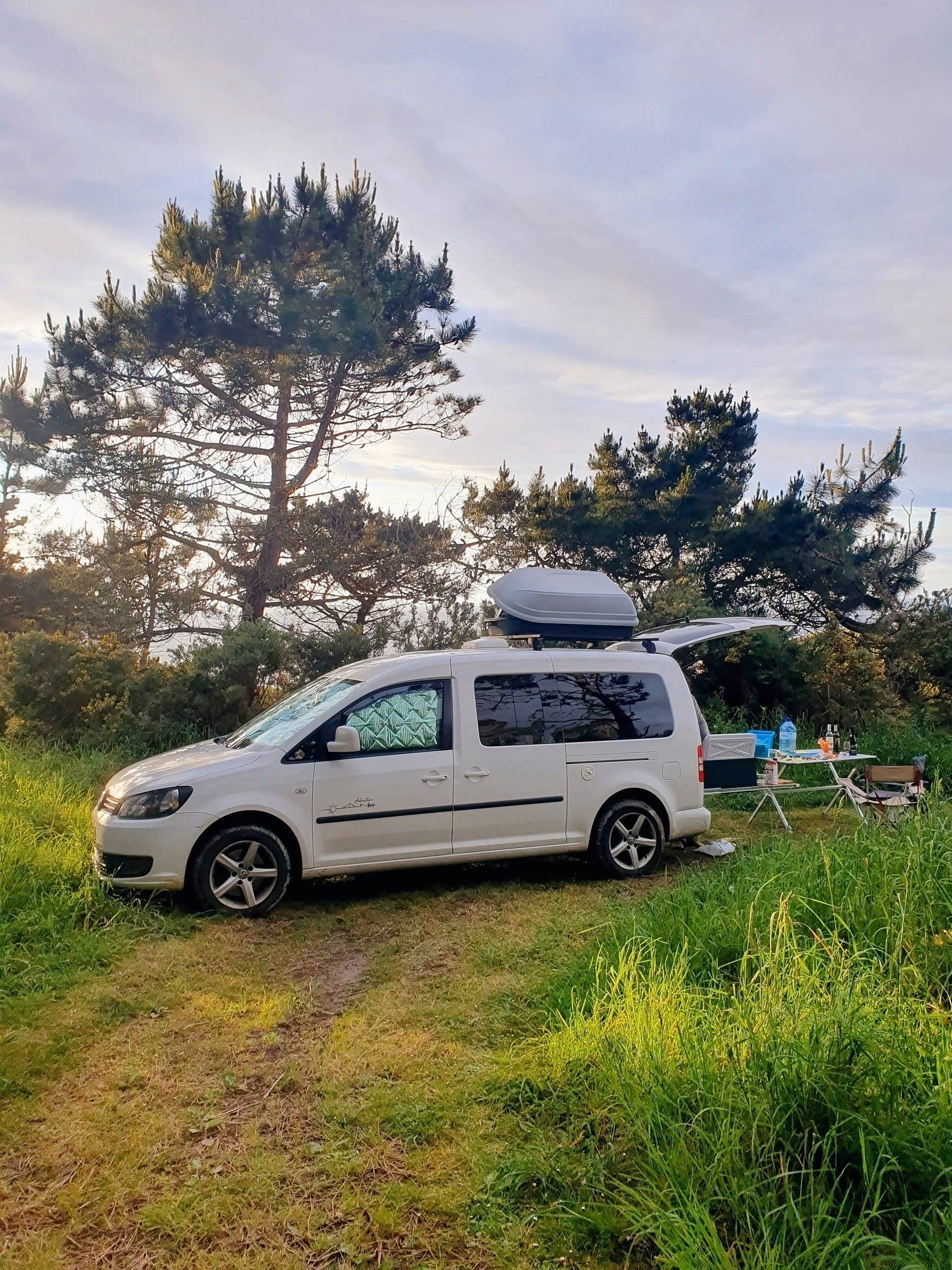 Vue avant de 3/4 Volkswagen Caddy 1,6 l 75 ch - Yescapa