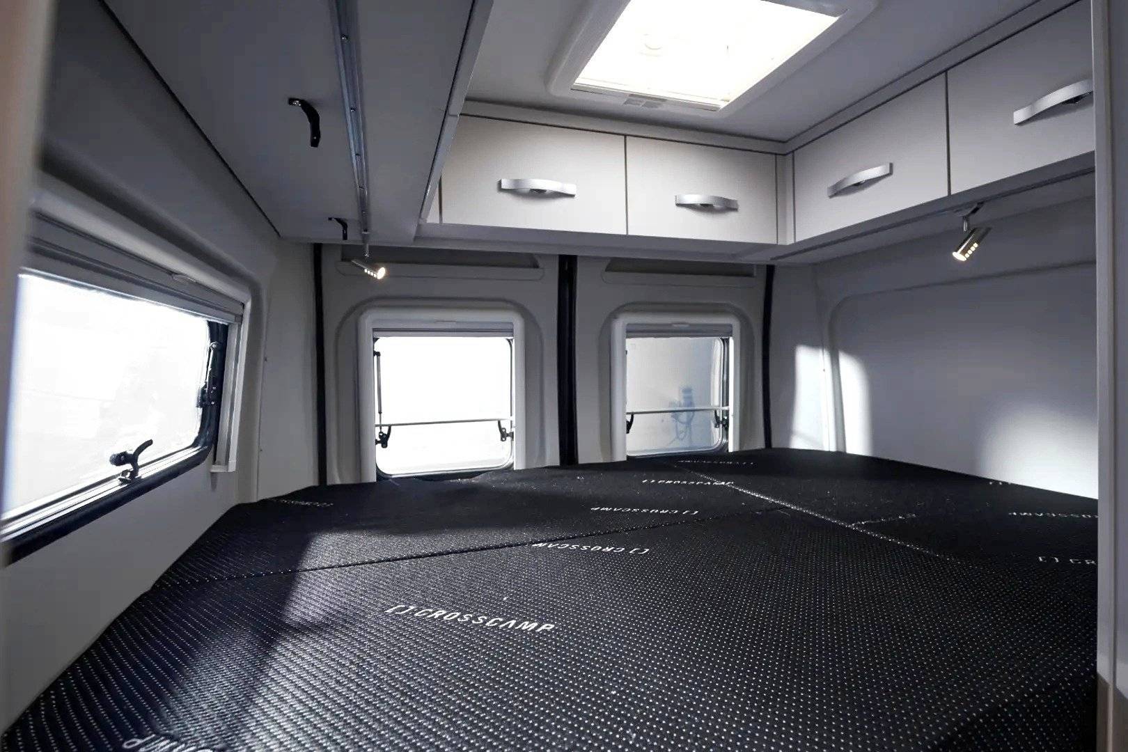 Couchages Opel 600 Full Black Pack - Yescapa