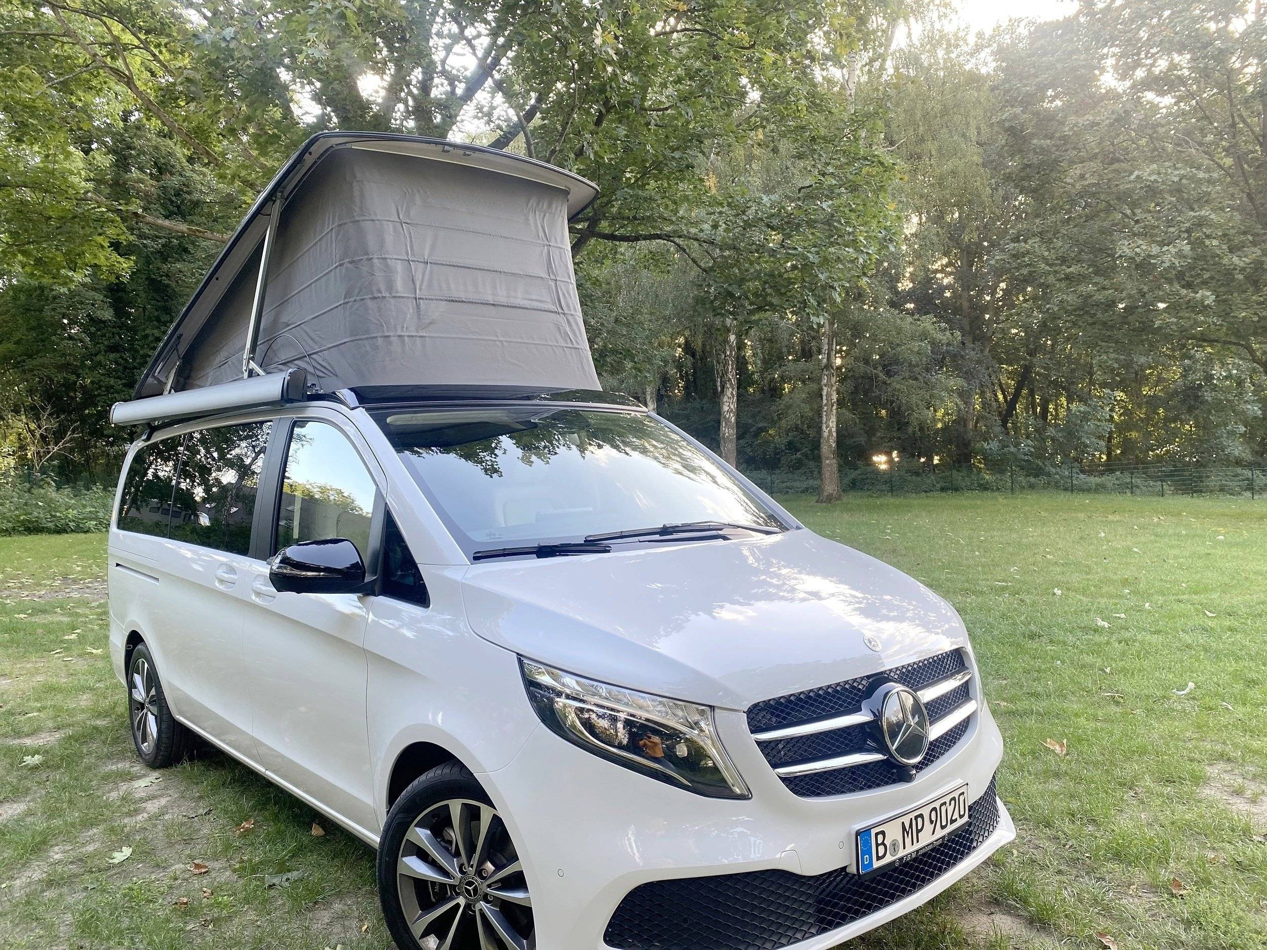 schräge Vorderansicht Mercedes - Yescapa