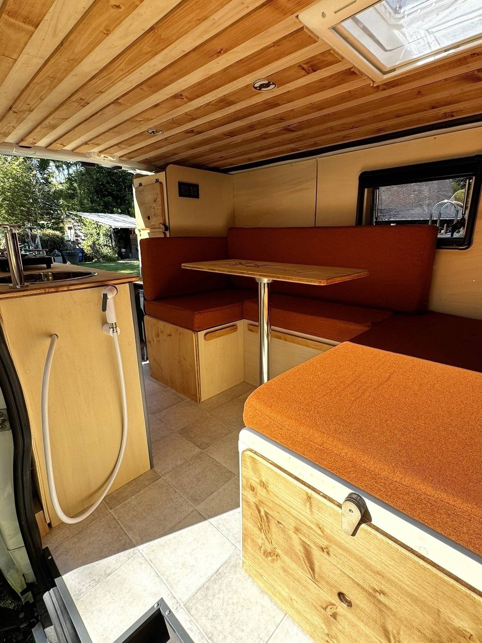 Dining Area Nissan Nissan Primastar - Yescapa