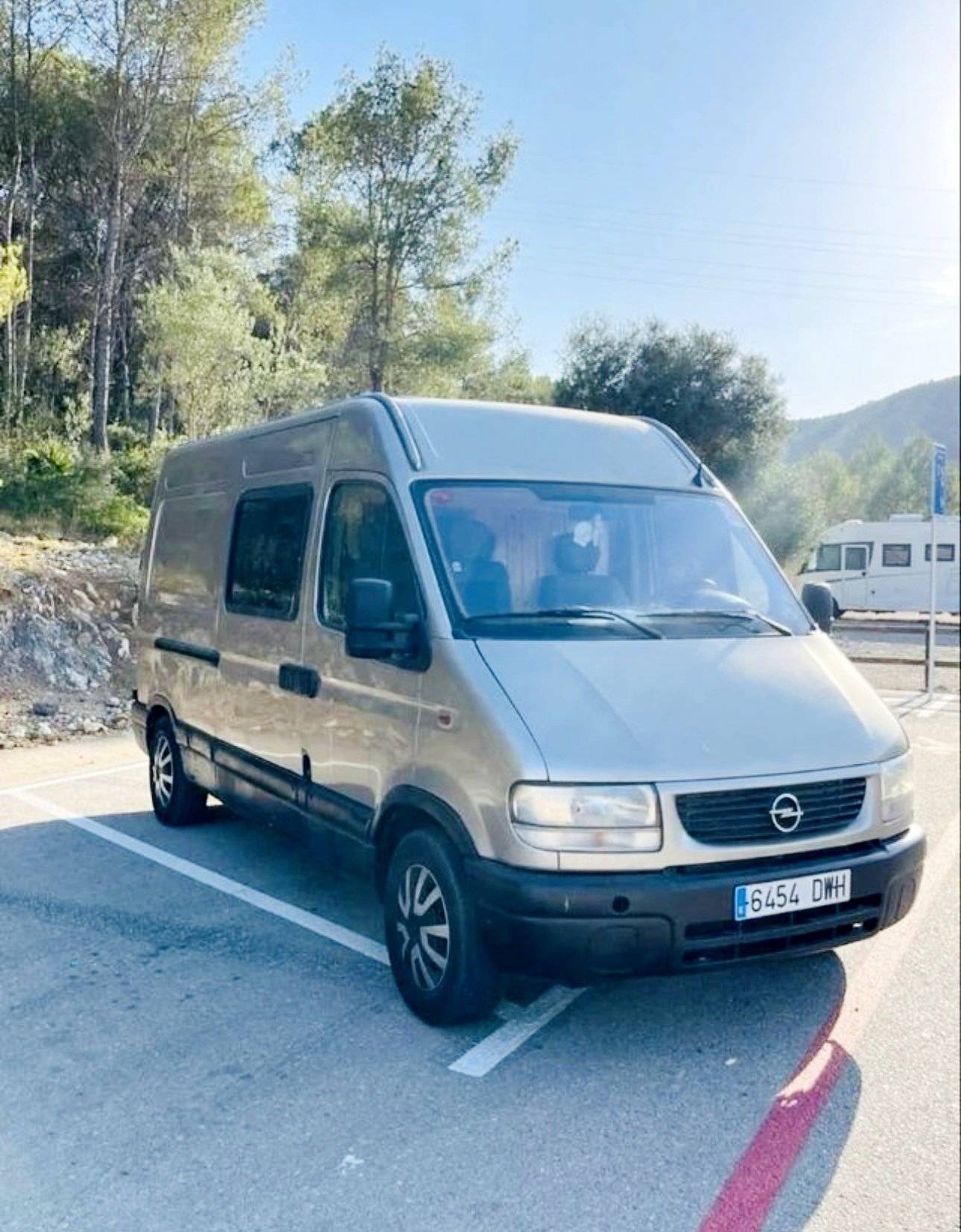 Voorkant 3/4 Opel Movano - Yescapa