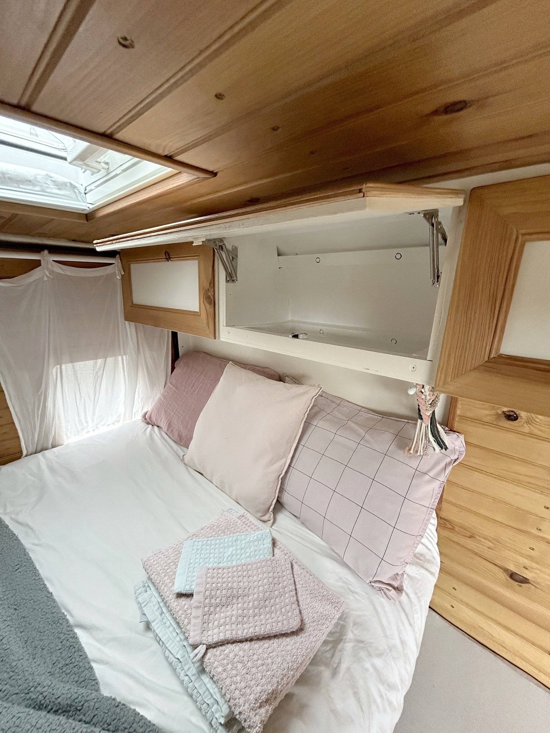 Dining Area Ford Transit 2,2 l TDCi 130 ch. - Yescapa