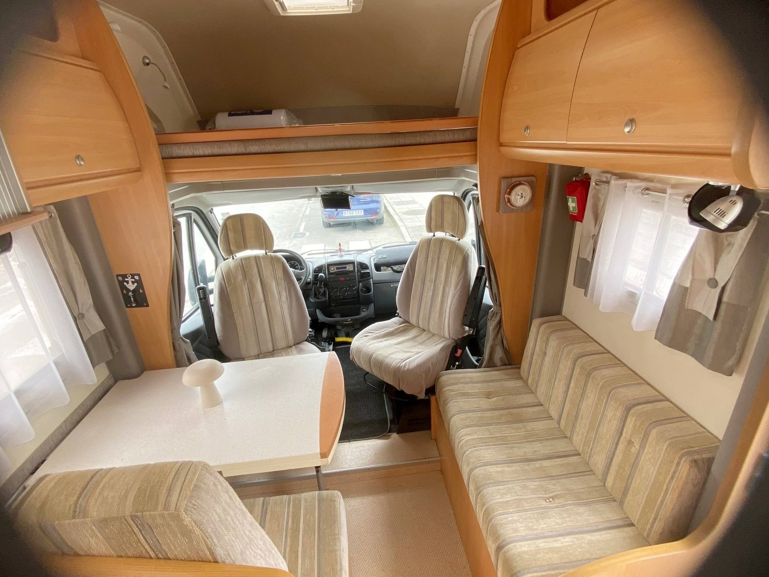 Menjador Fiat Ducato 2.8 JTD - Yescapa