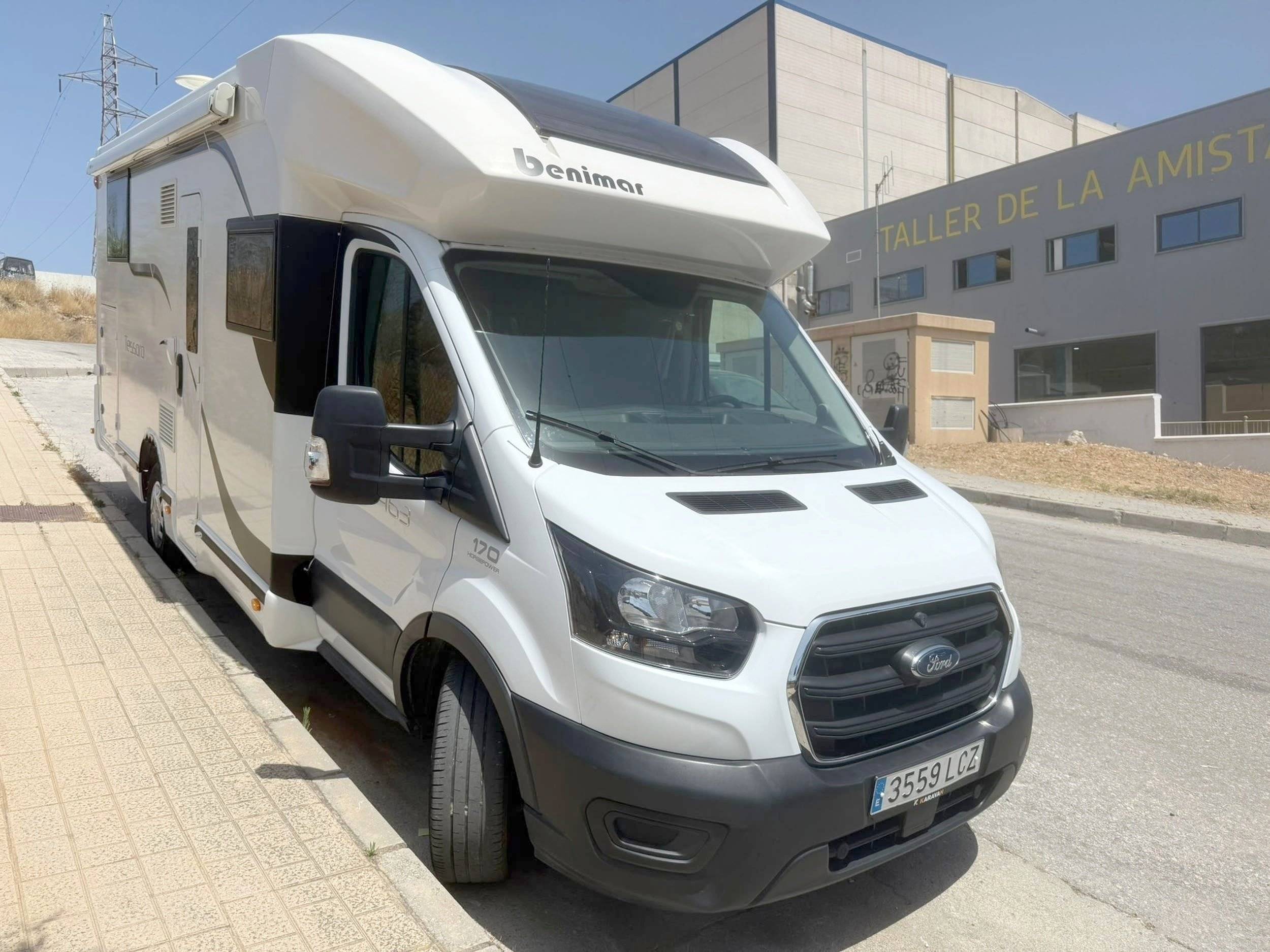 schräge Vorderansicht Ford Benimar - Yescapa