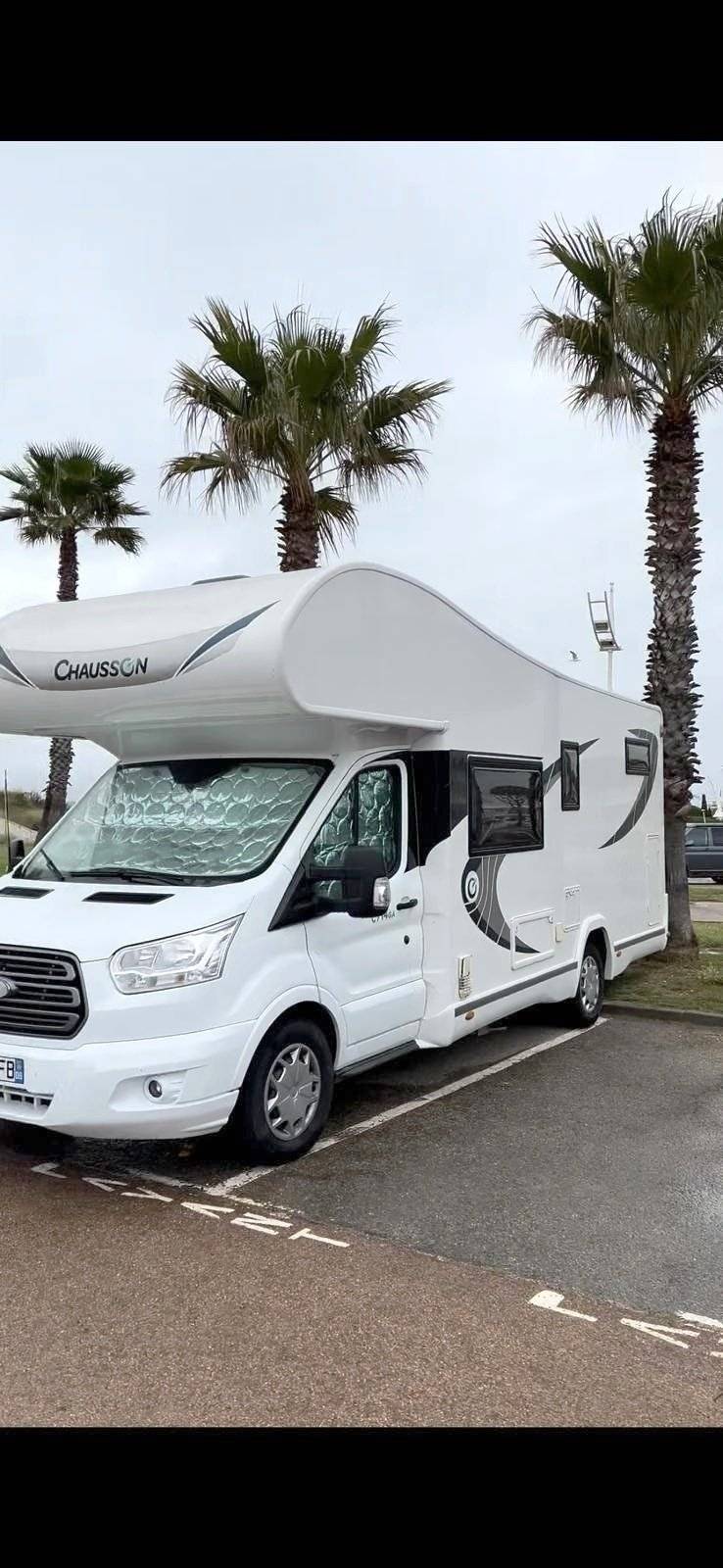Vue avant de 3/4 Ford Transit 155cv - Yescapa