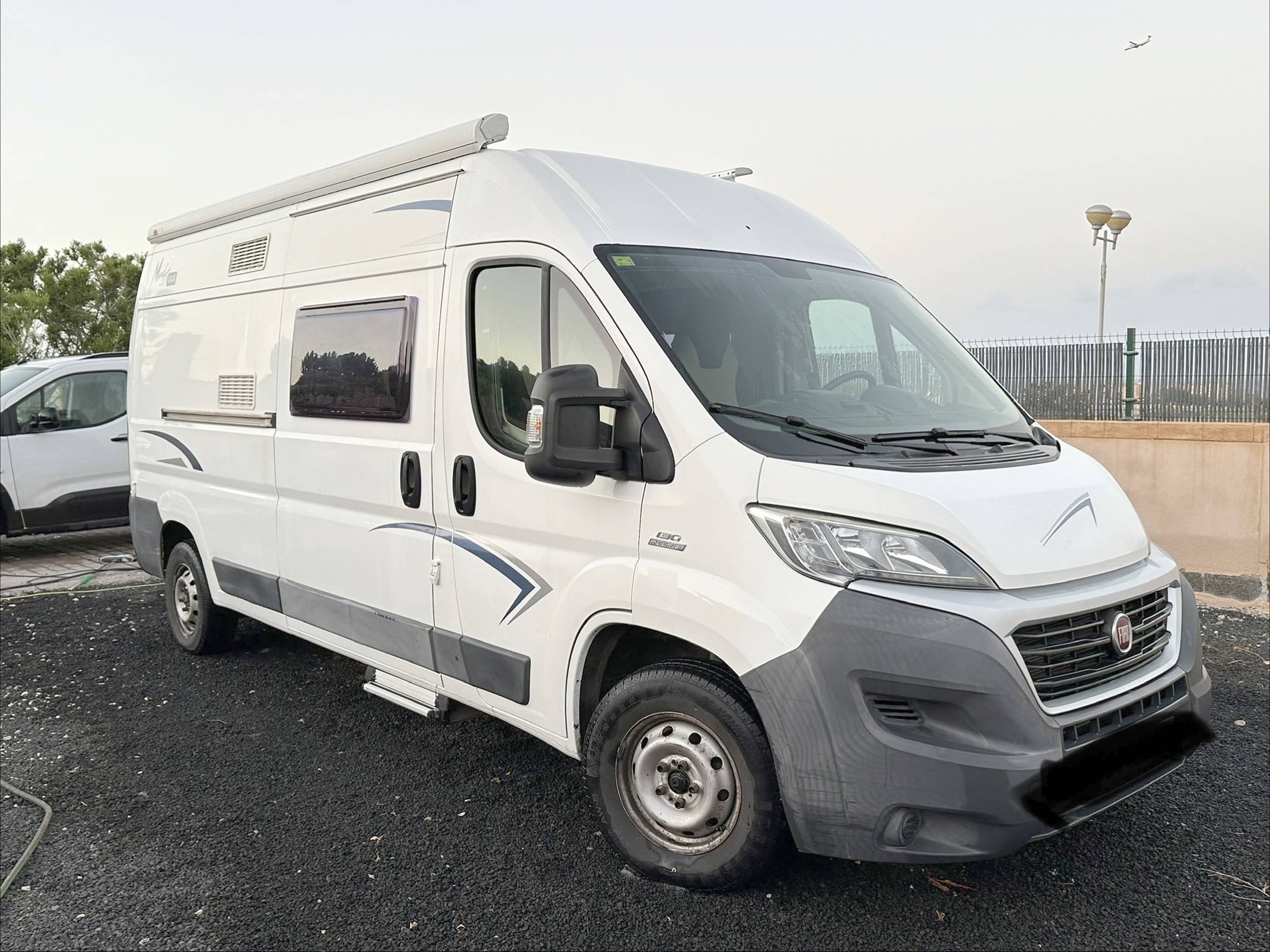 Front view from 3/4 Fiat Ducato 2,2 l Multijet 130 ch. - Yescapa