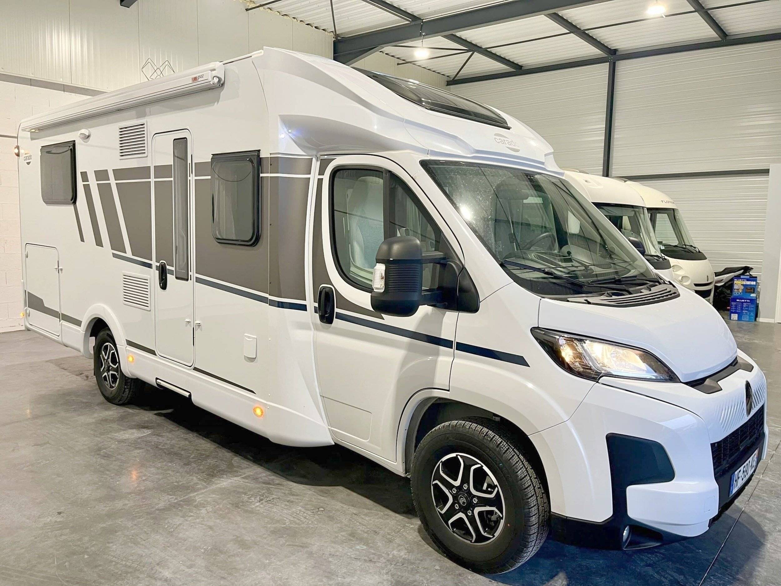 Vue avant de 3/4 Citroën Jumper 2,2 l 140 ch - Yescapa