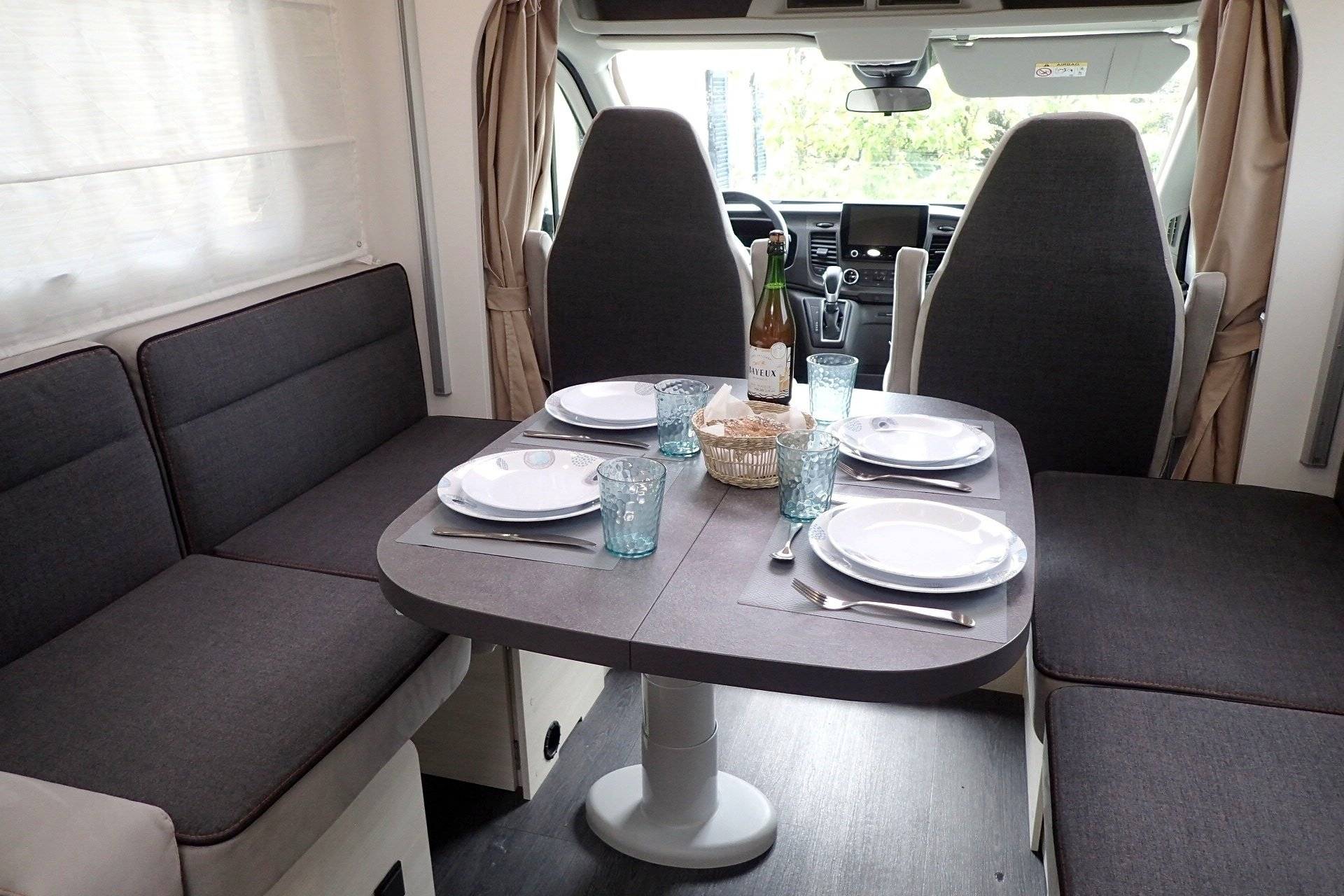Dinette Ford ford transit 170 automatique - Yescapa