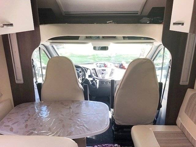 Dinette Ford ford transit - Yescapa