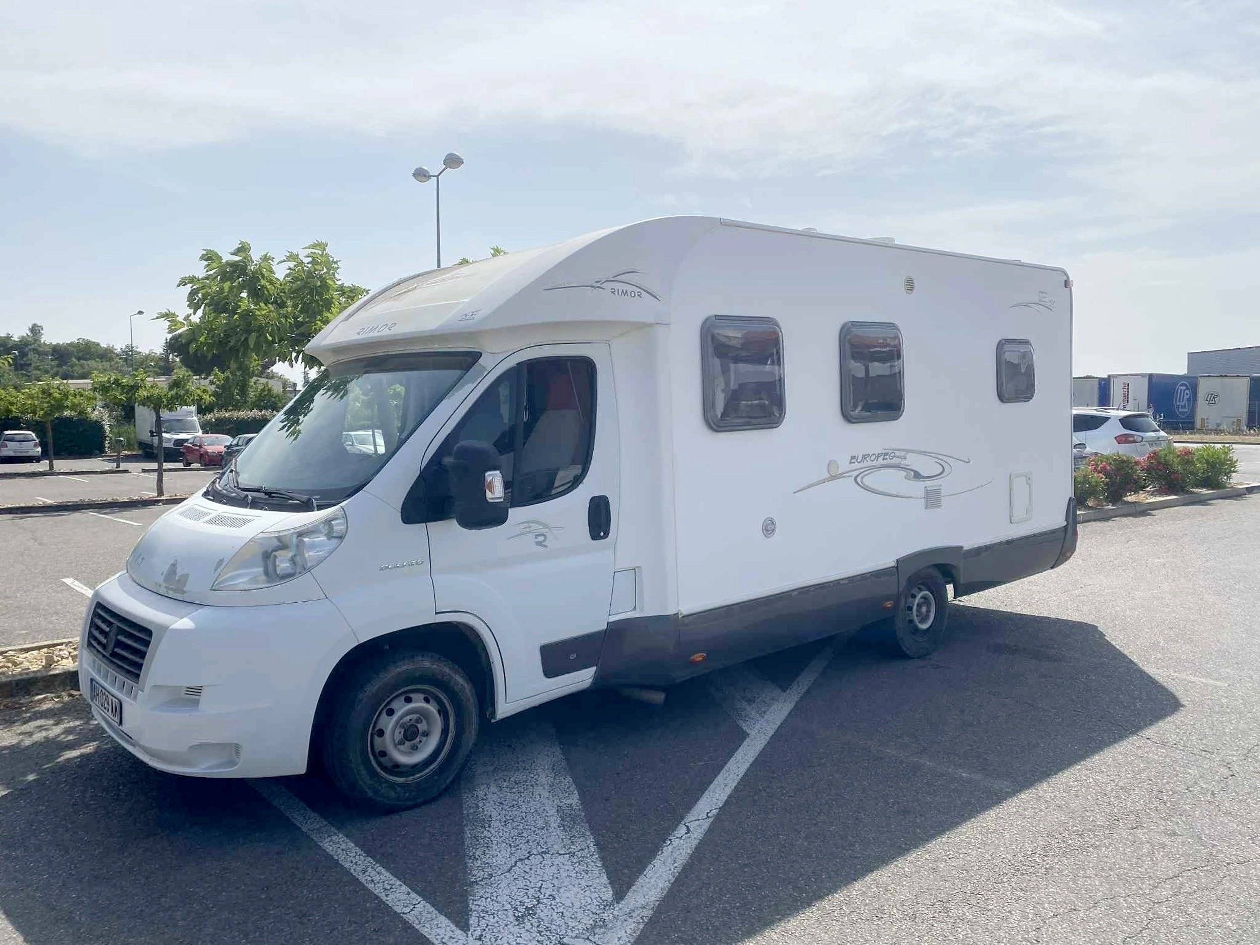 Vista de 3/4 Fiat 2,3 l 130 ch. - Yescapa