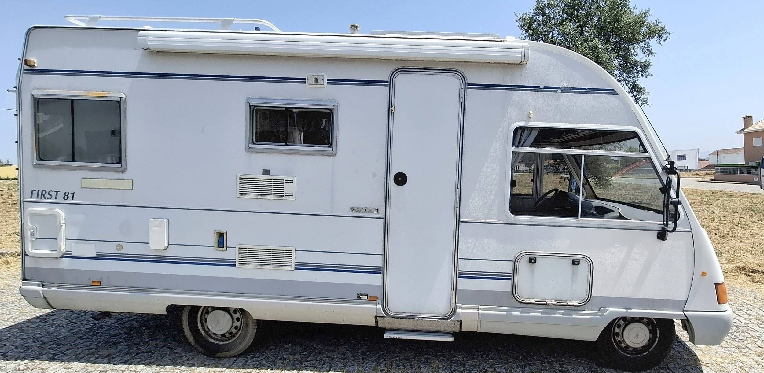 Vista posteriore Ford Transit 2,0 l 130 ch - Yescapa