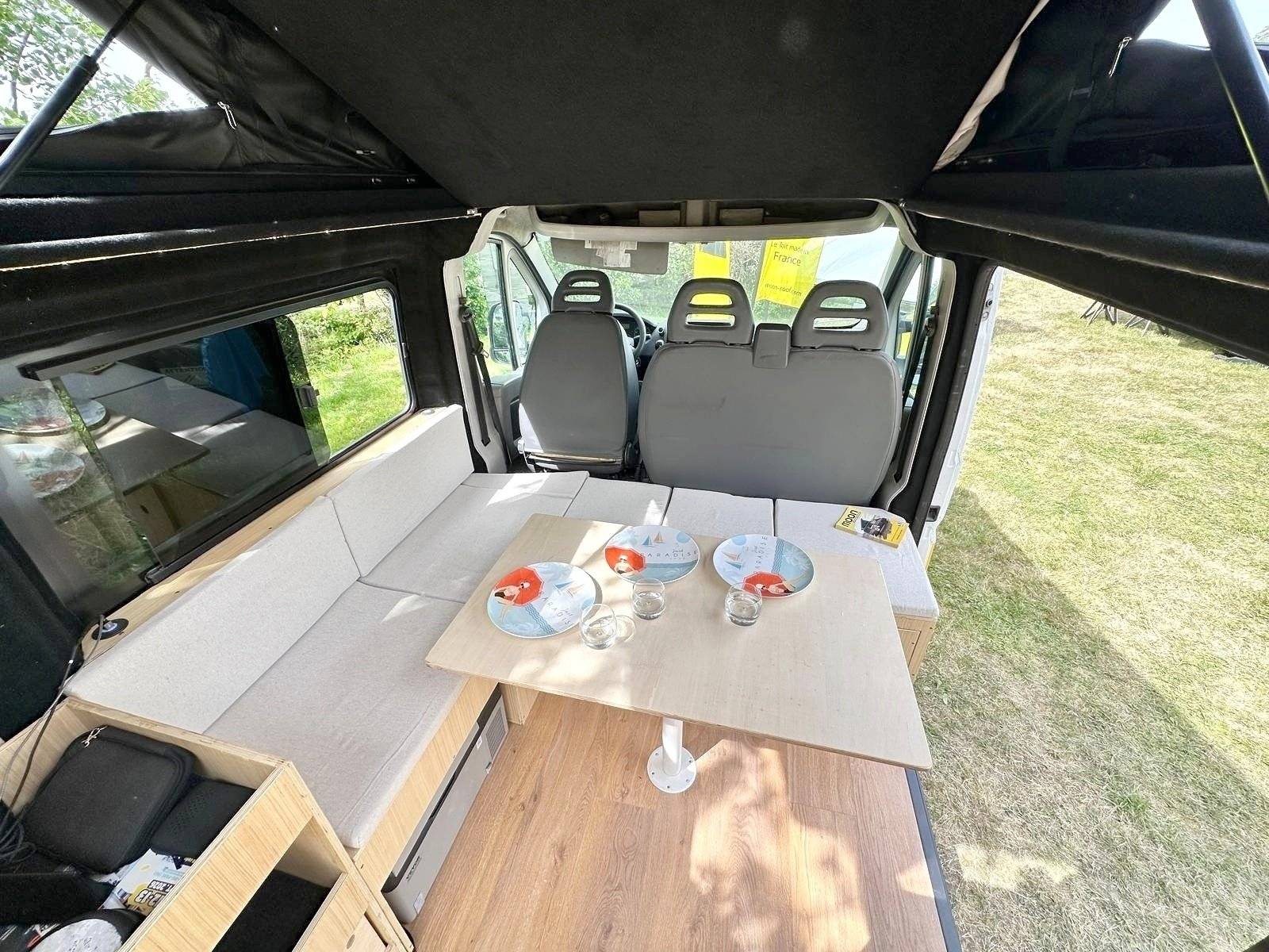Área de jantar Peugeot Boxer 2,2L HDI 100CH - Yescapa
