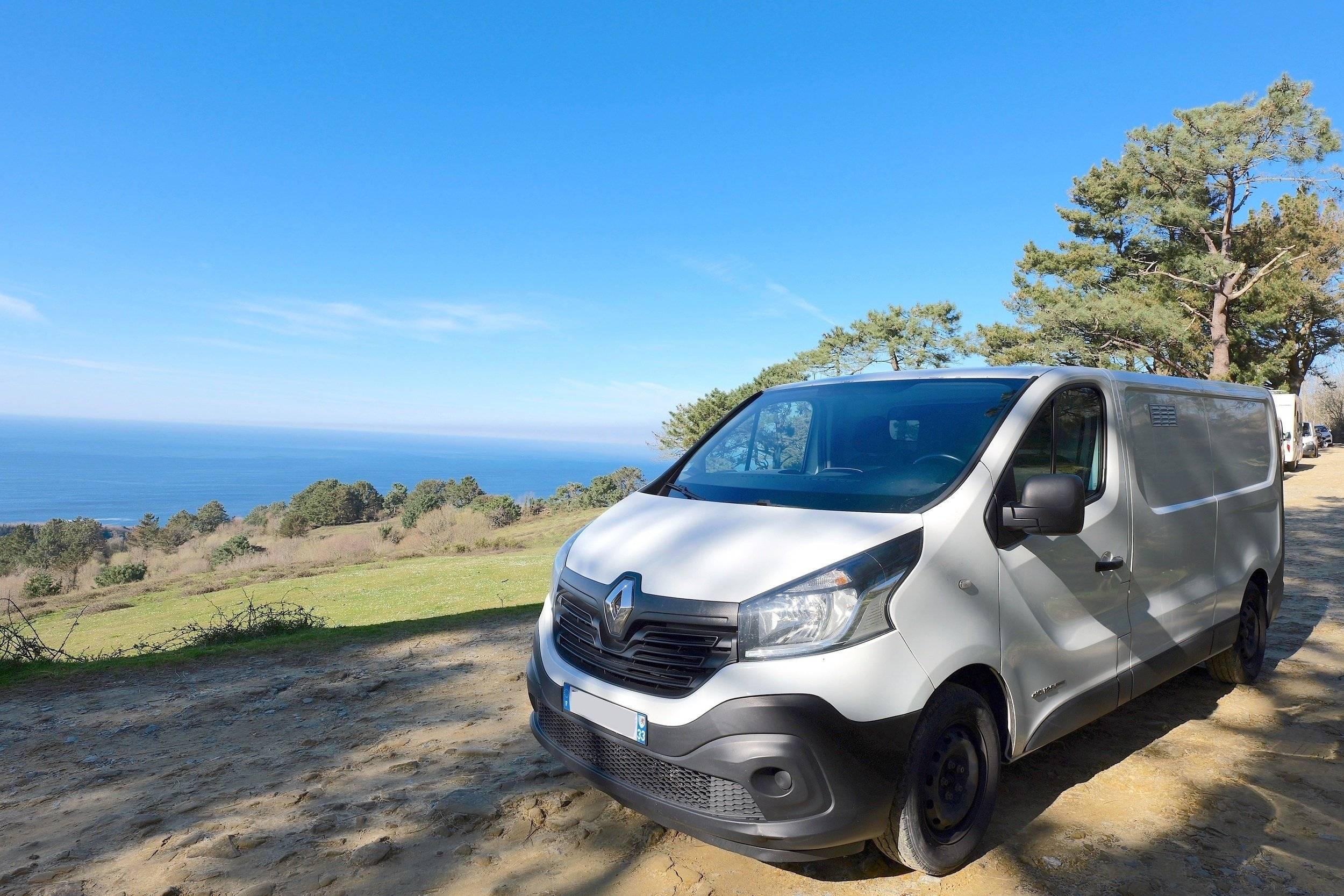 Front view from 3/4 Renault - Yescapa