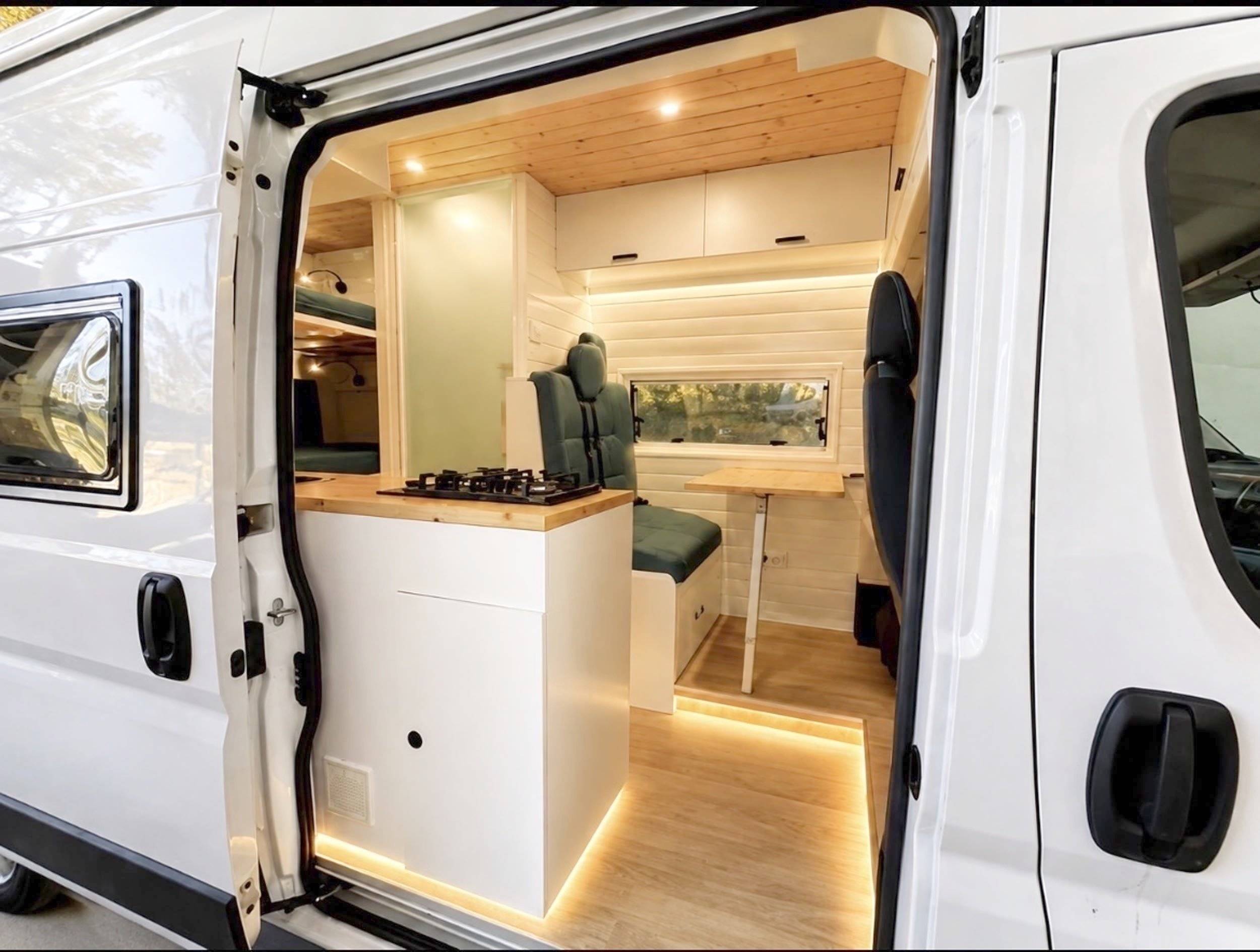 Dining Area Fiat Ducato 2,3 l 177 ch - Yescapa