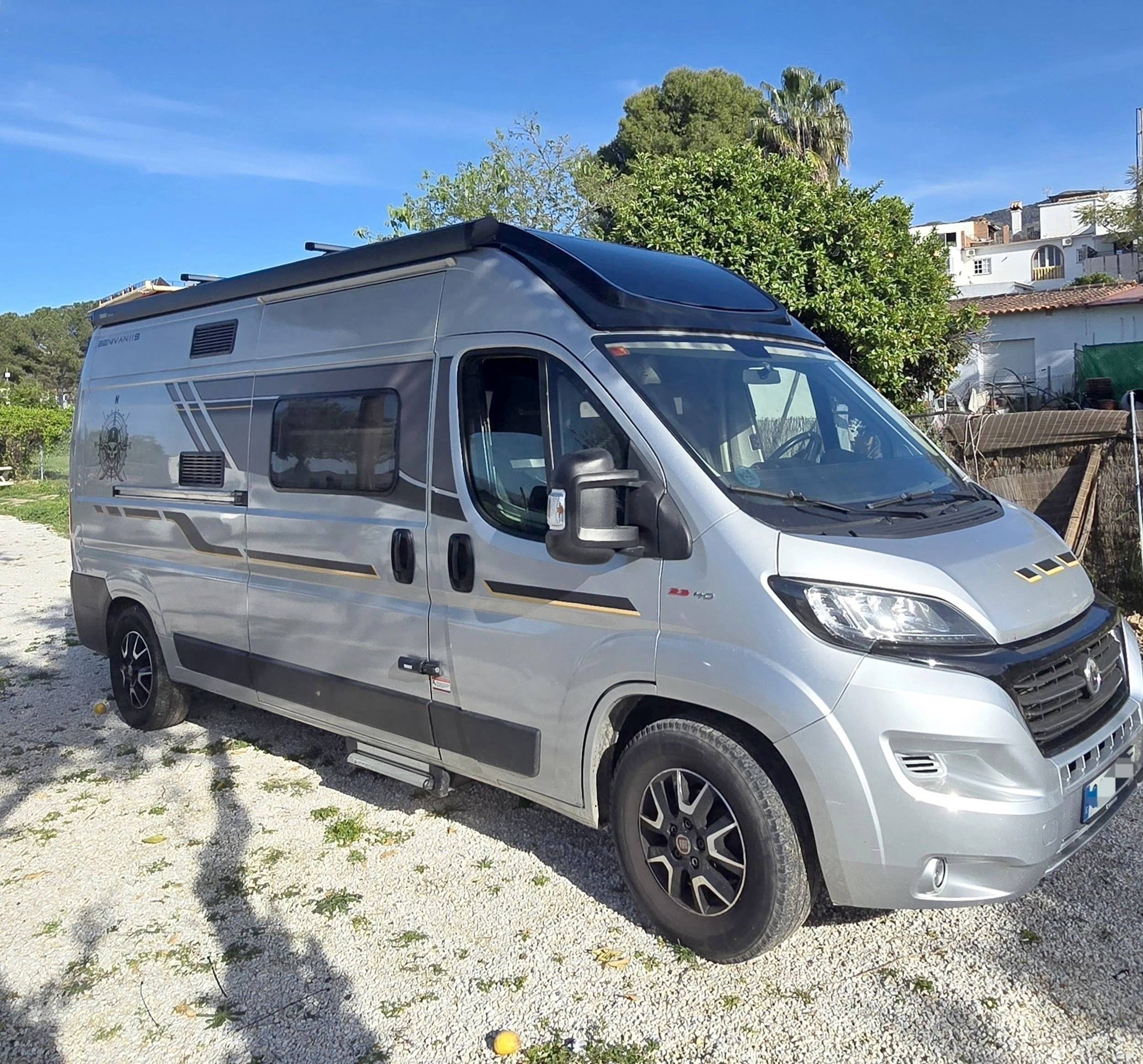 schräge Vorderansicht Fiat Ducato 2,0 l 130 ch - Yescapa