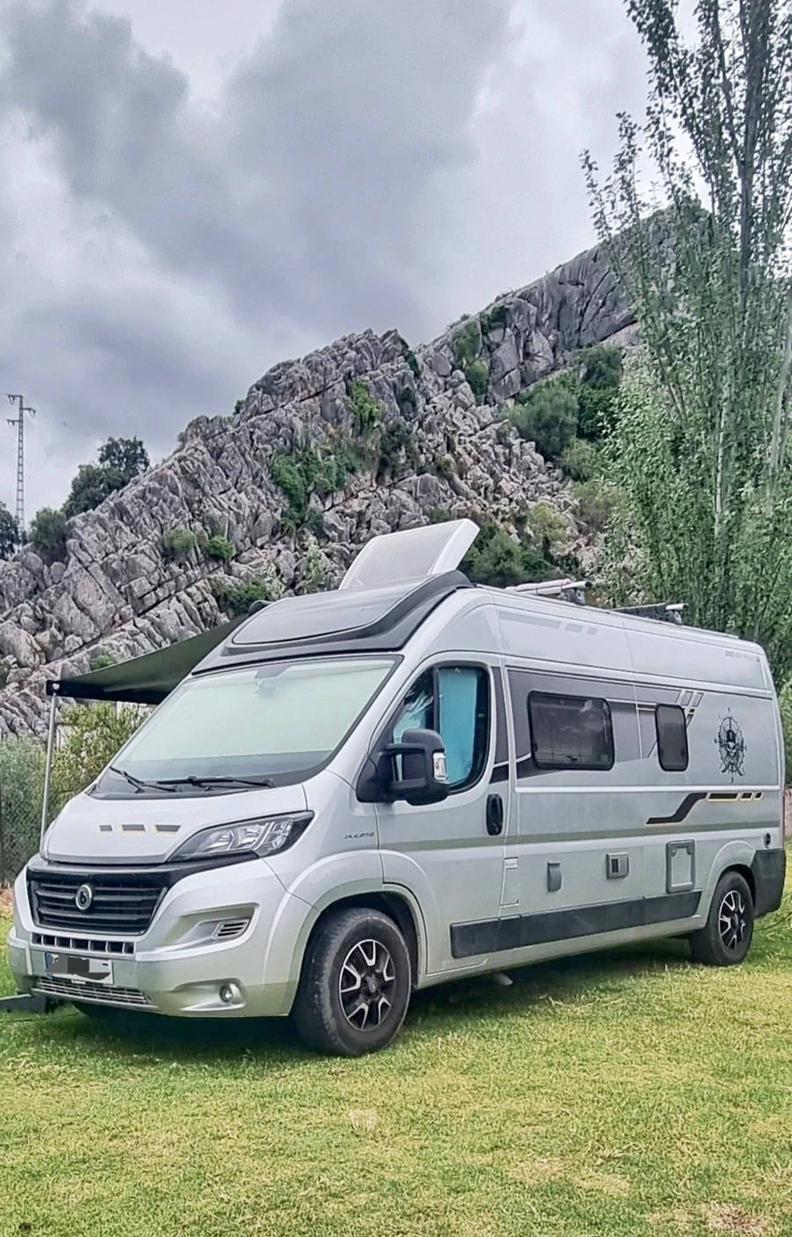 Vista del vehicle angle davanter Fiat Ducato 2,0 l 130 ch - Yescapa