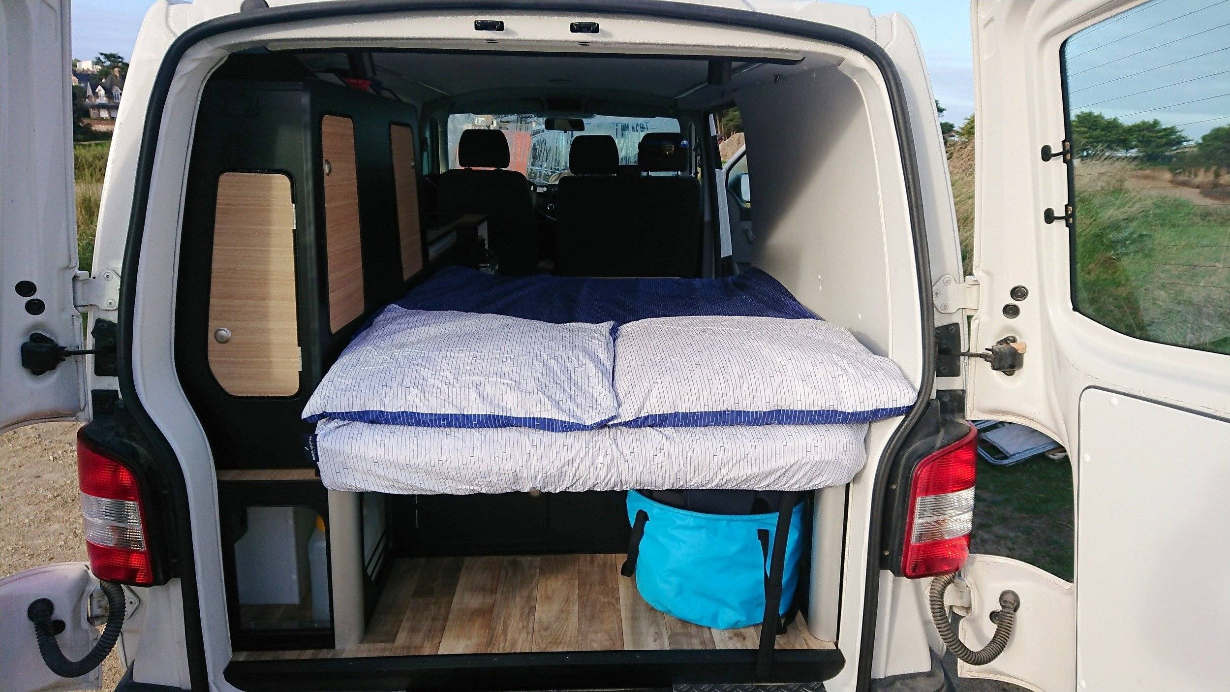 Berth Volkswagen Transporter T5 L2H1 2 l 102 ch - Yescapa