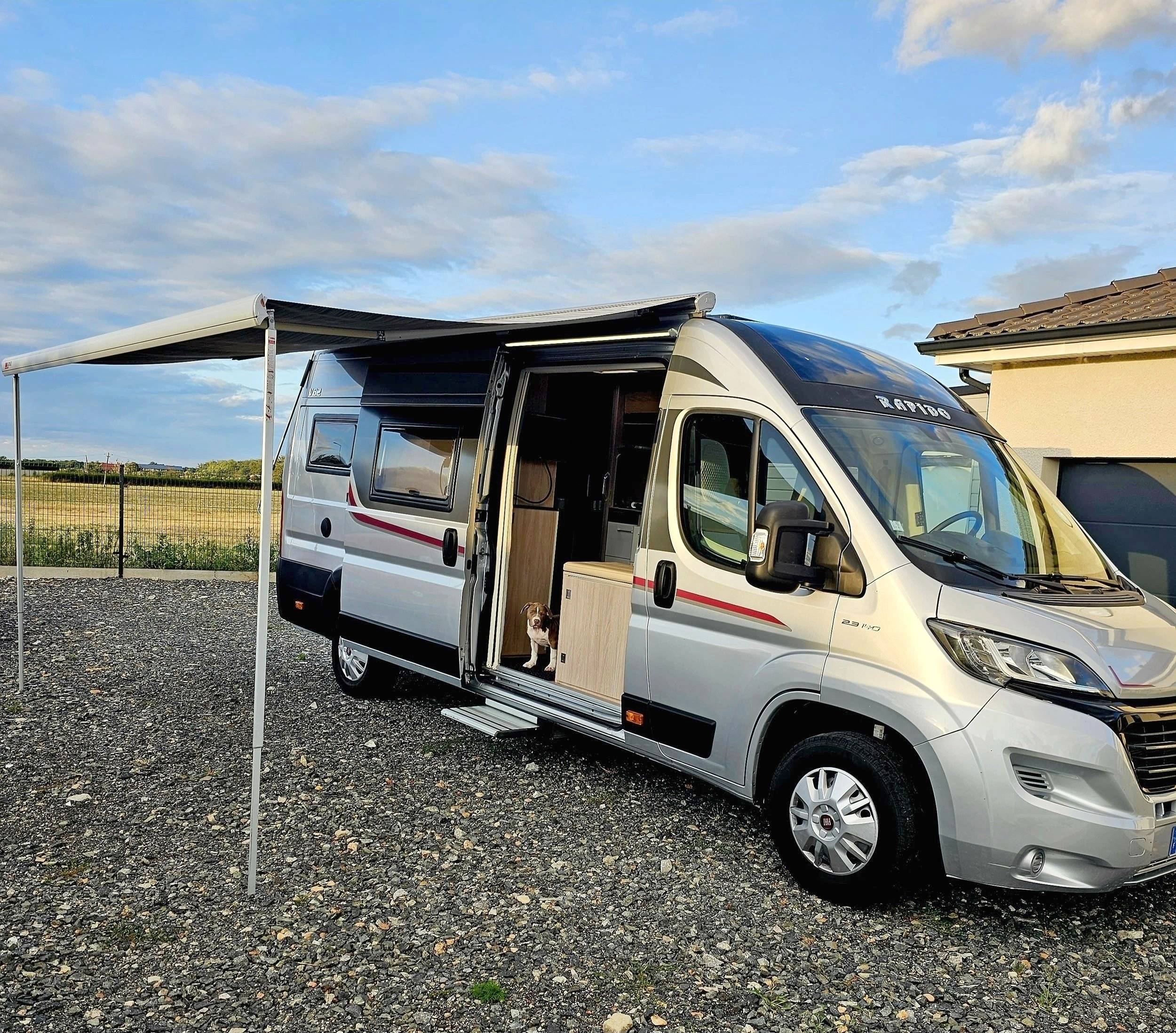 Vue avant de 3/4 Fiat 2,3 l 140ch - Yescapa