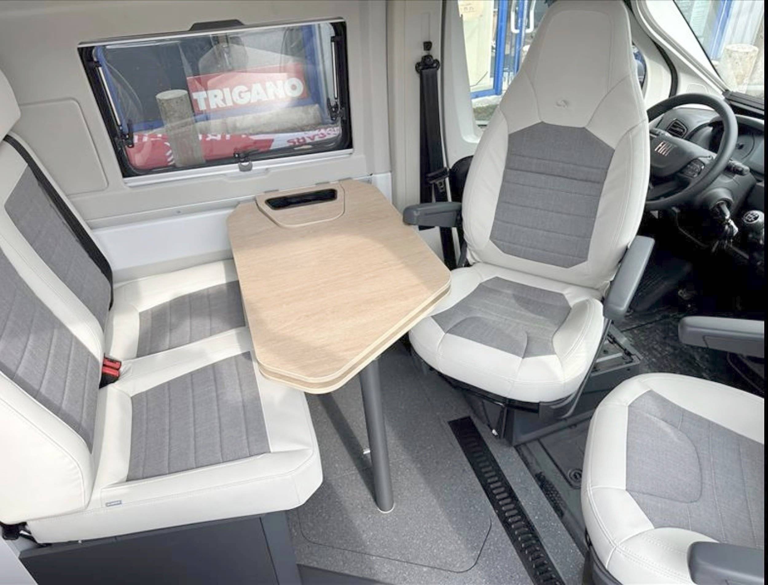 Dining Area Fiat Fiat ducato 140cv 2.2L - Yescapa