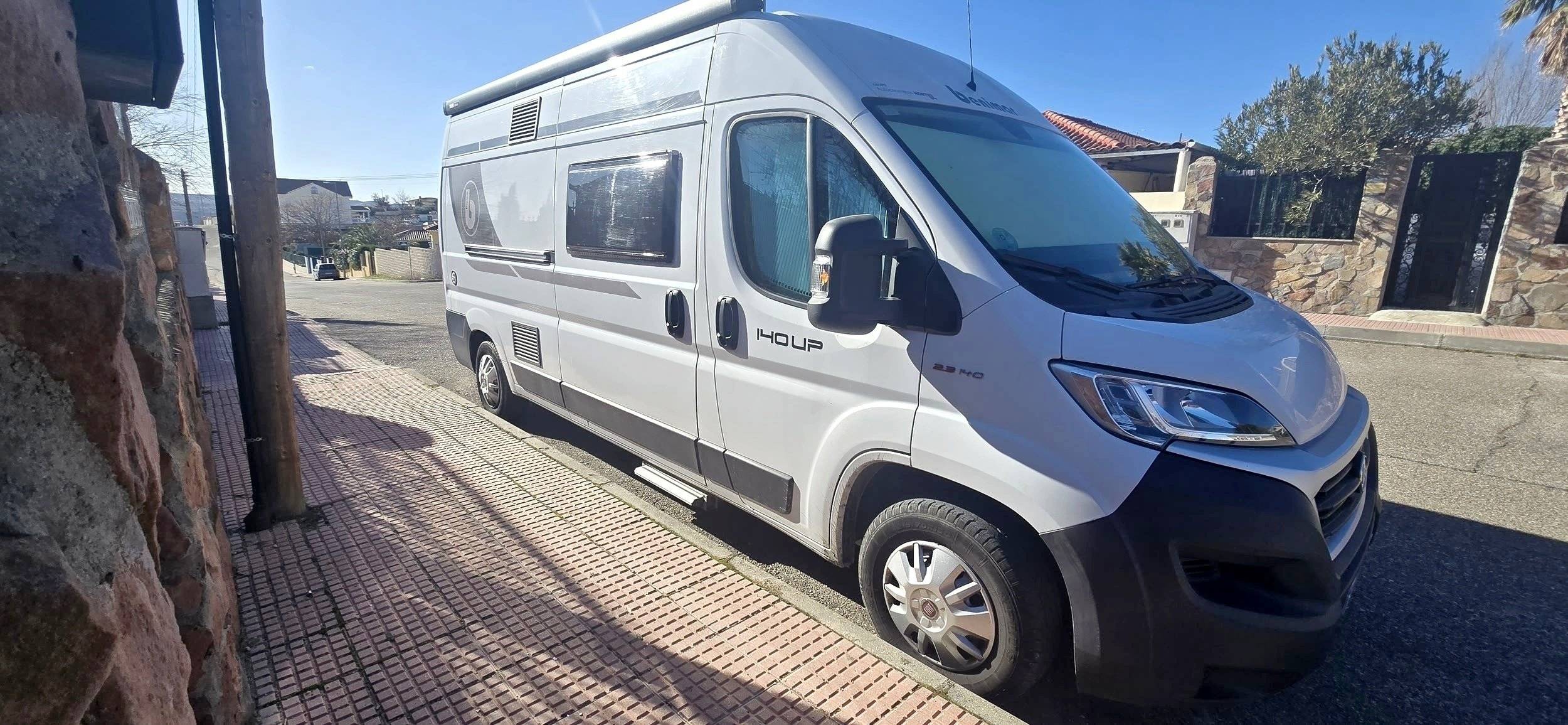 Vista frontale a ¾ Fiat Ducato 2,3 l Multijet 120ch. - Yescapa