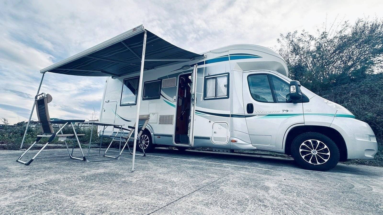 Vue avant de 3/4 Fiat IVECO - Yescapa