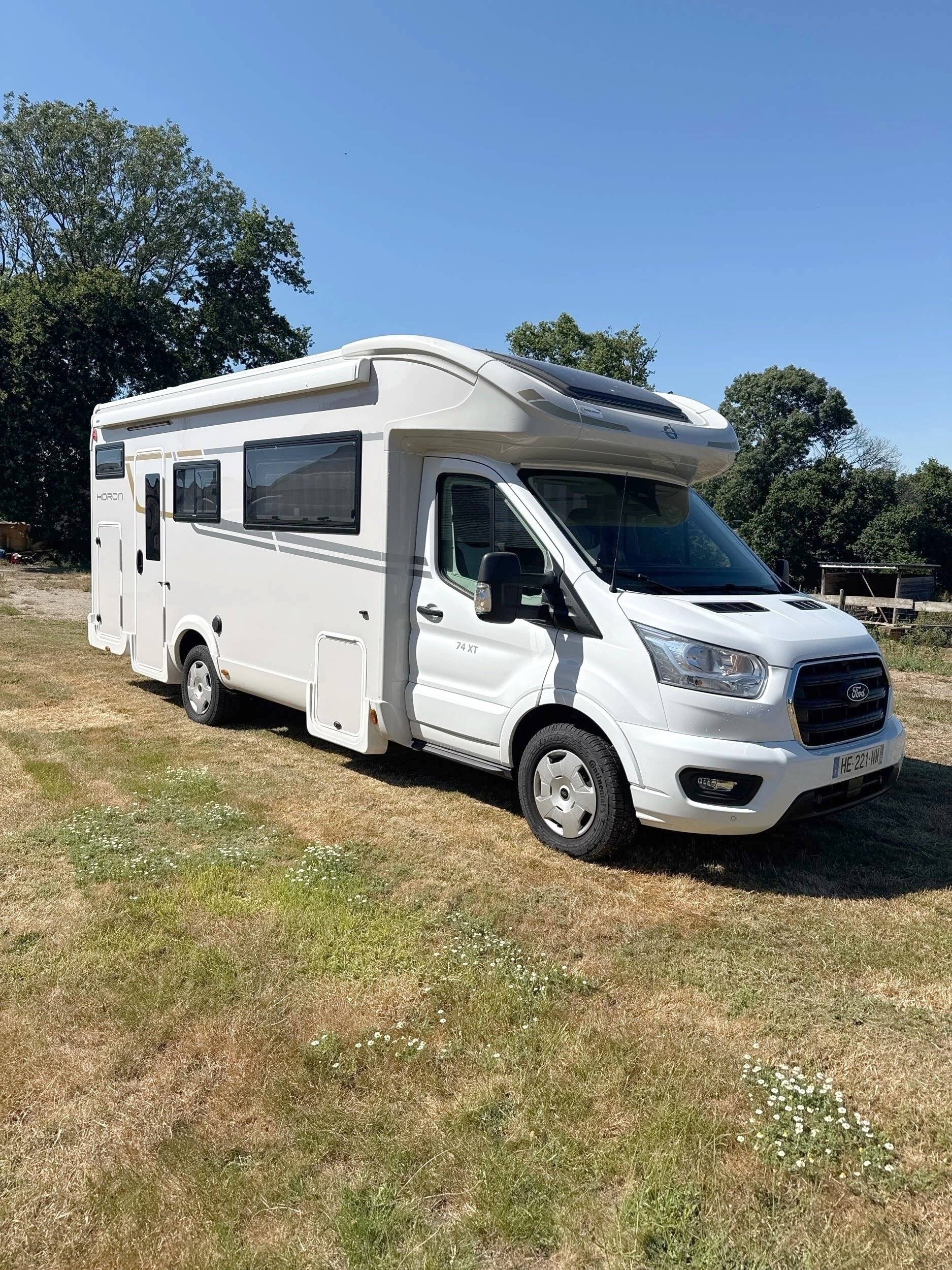 Vista del vehículo ángulo delantero Ford Transit 170 cv - Yescapa