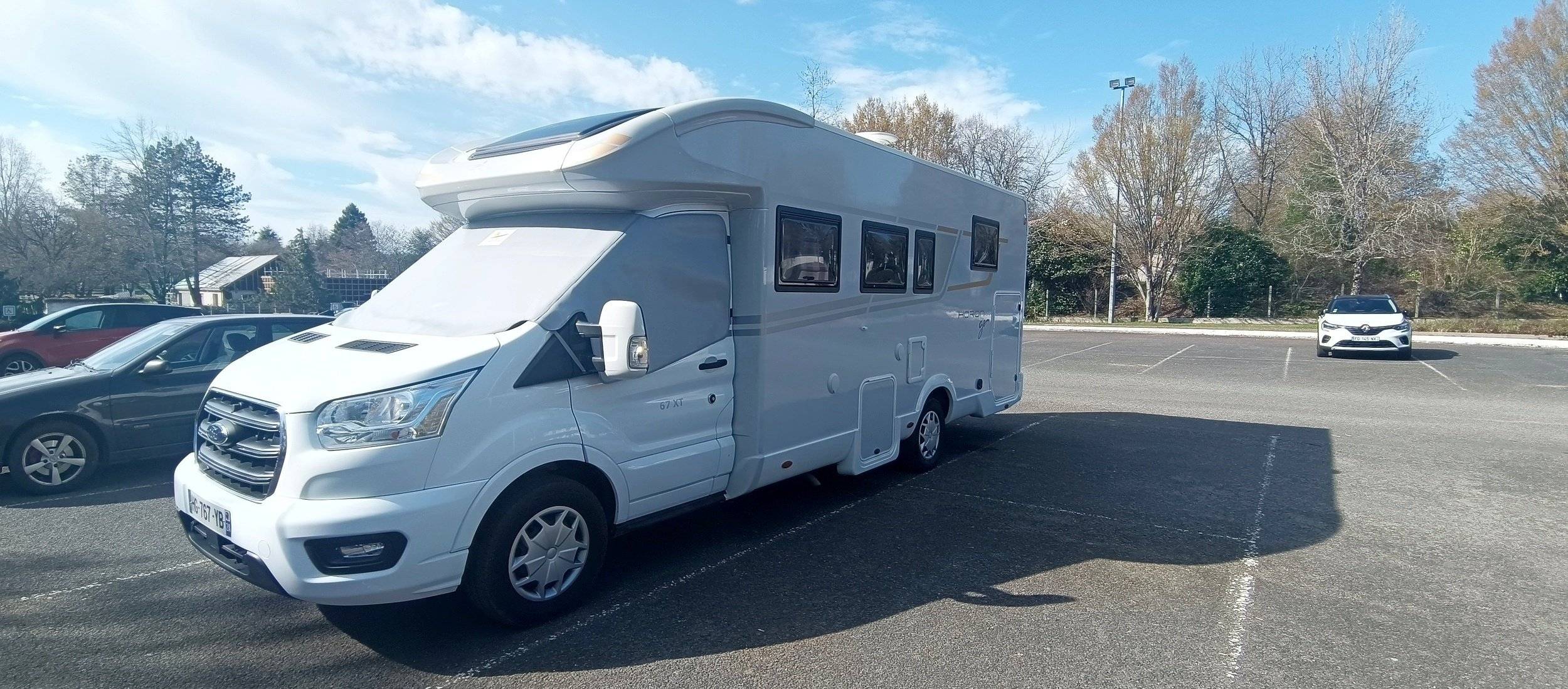 schräge Vorderansicht Ford Transit 2,0 l 170 ch - Yescapa