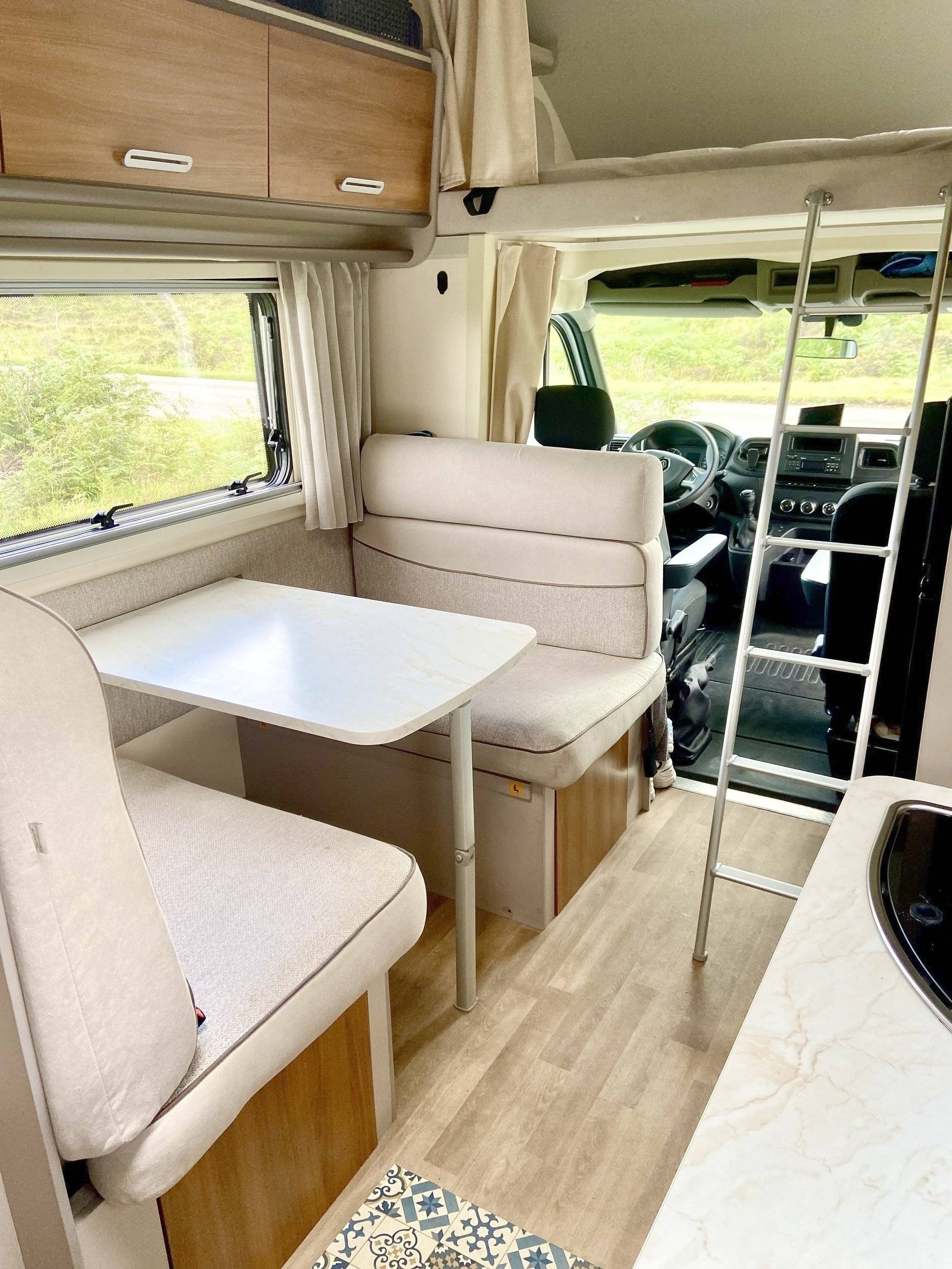 Coin repas Renault Master 2,3 l 145 ch - Yescapa