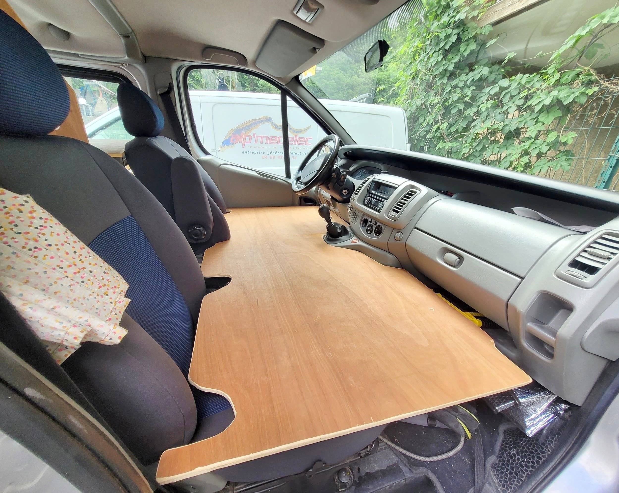 Driver's compartment Renault Trafic 1,5 l dci 90 ch - Yescapa