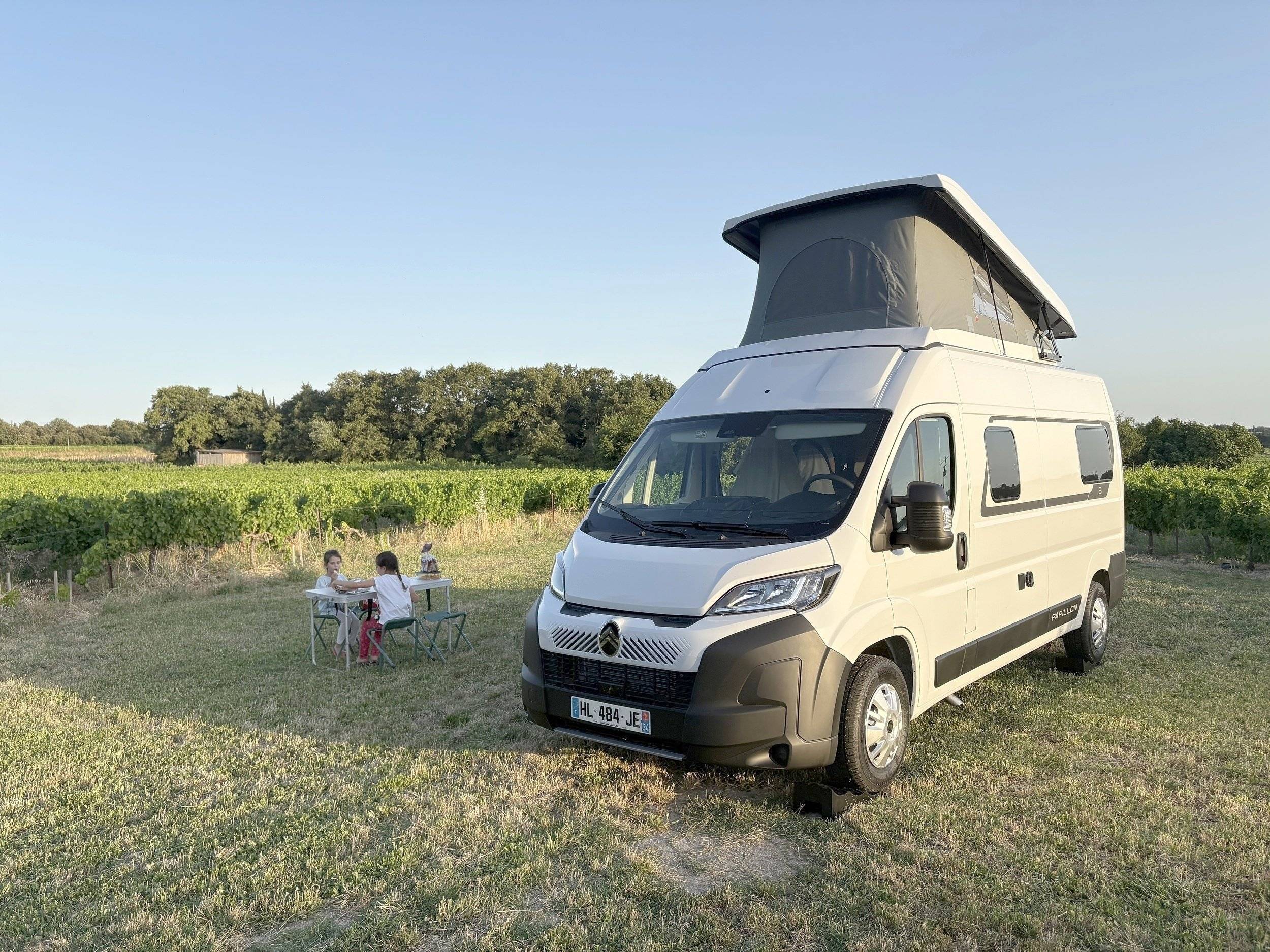 Front view from 3/4 Citroën Jumper 2,2 Blue HDI - 120 ch - Euro 6d - Yescapa