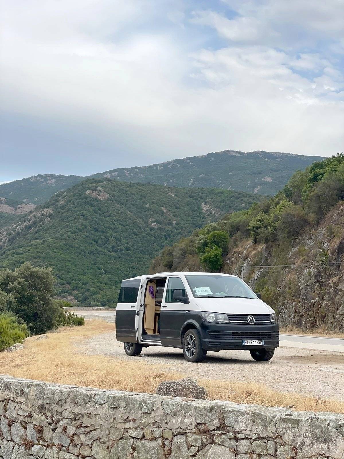 Front view from 3/4 Volkswagen - Yescapa
