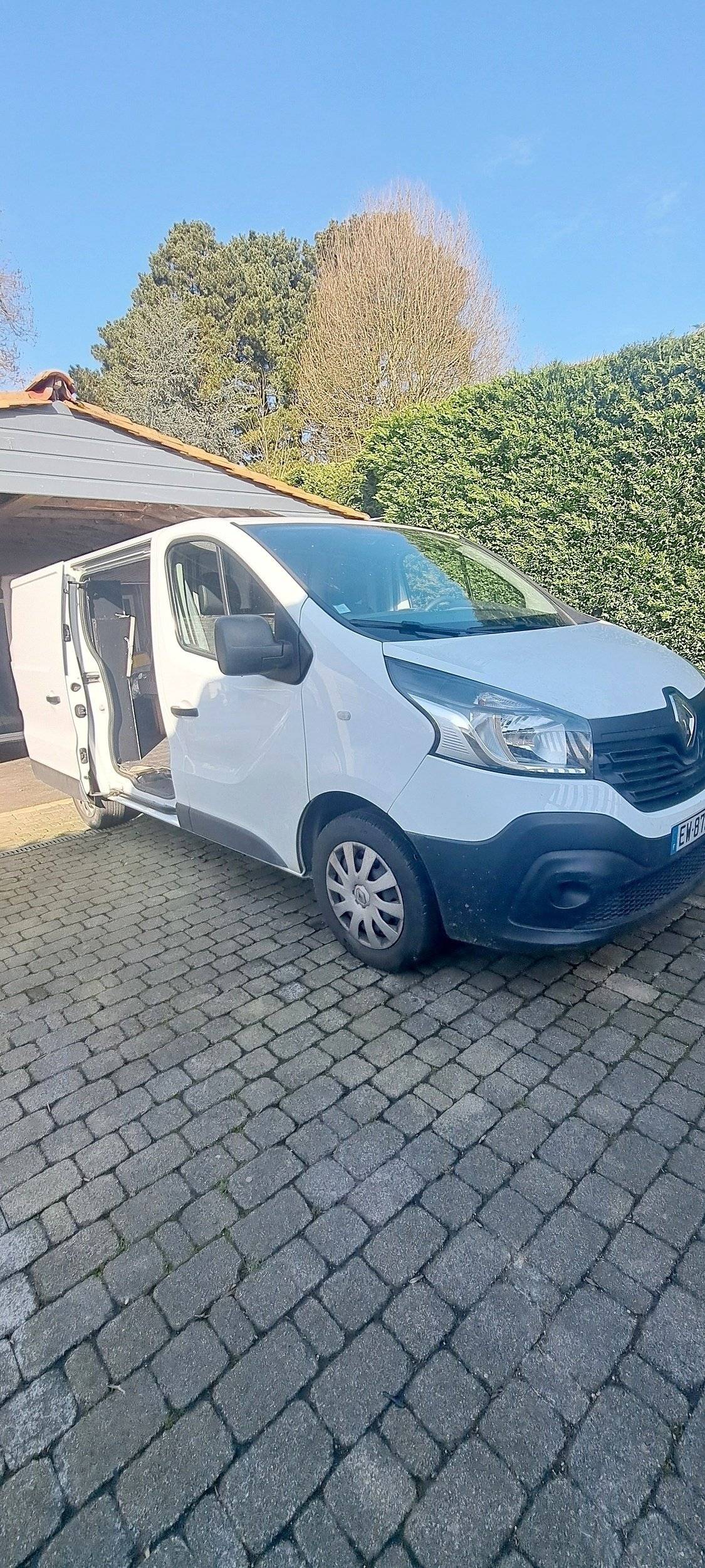 Vista del vehicle angle davanter Renault Trafic 1,6 l 120 ch - Yescapa