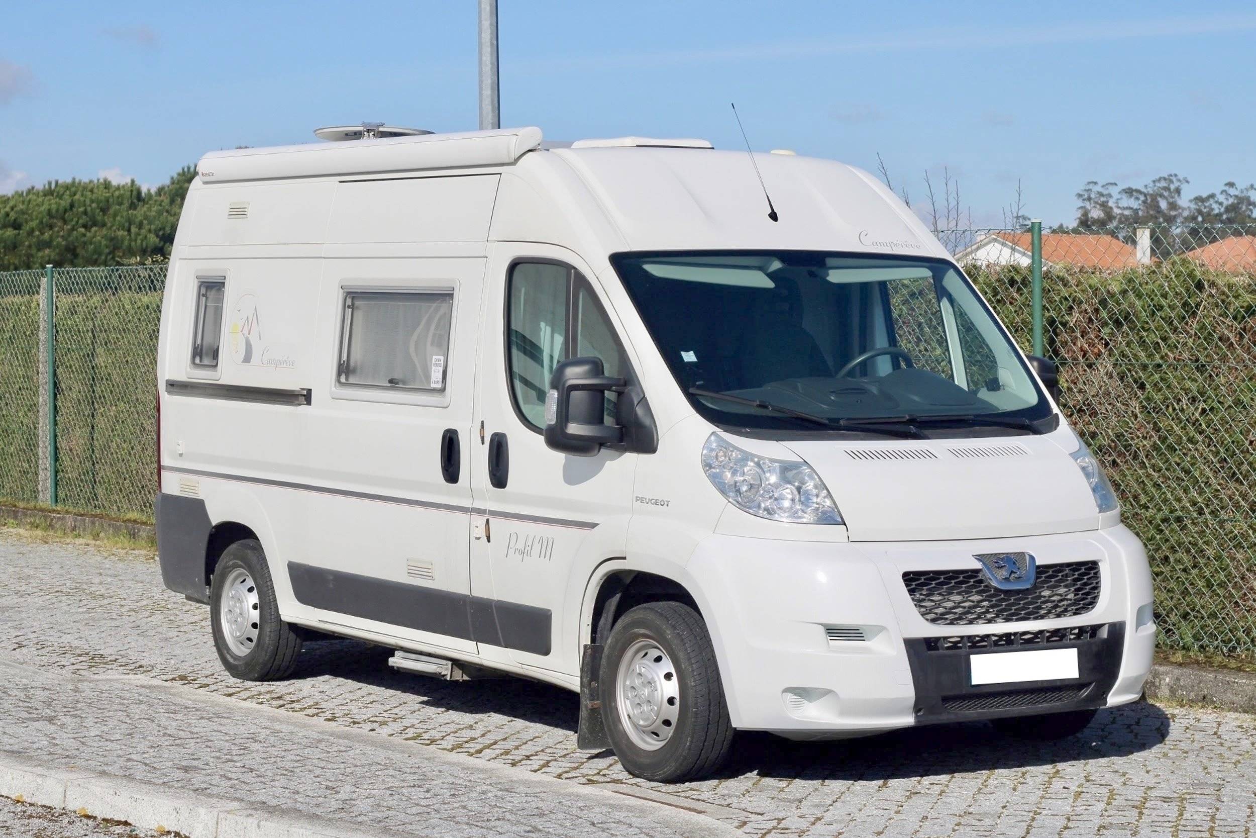 schräge Vorderansicht Peugeot Boxer 2,2 l 120 ch. - Yescapa