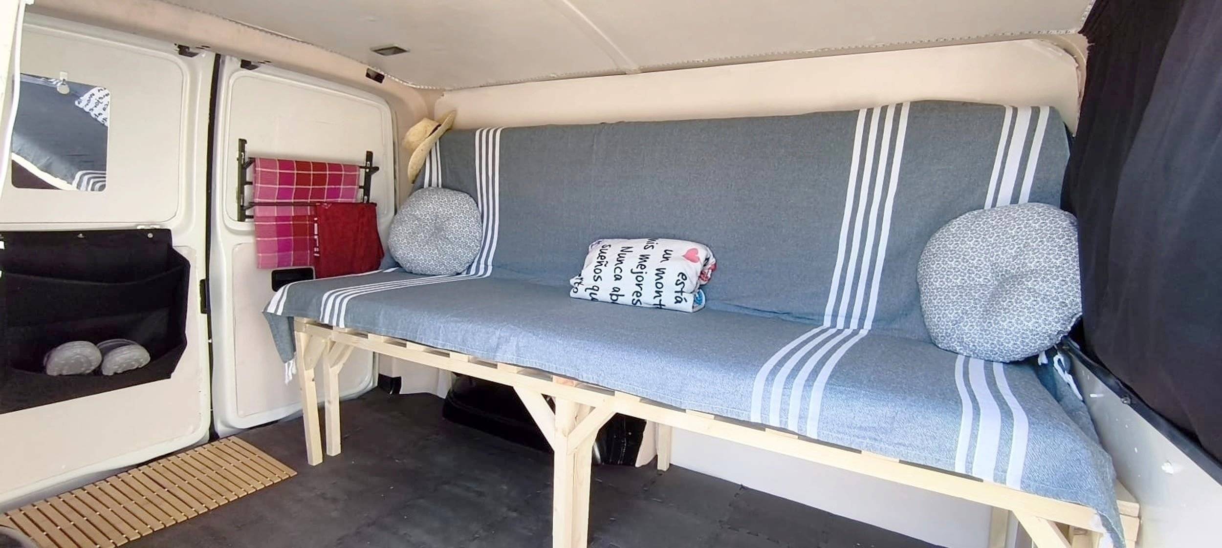 Dining Area Volkswagen TRANSPORTER - Yescapa