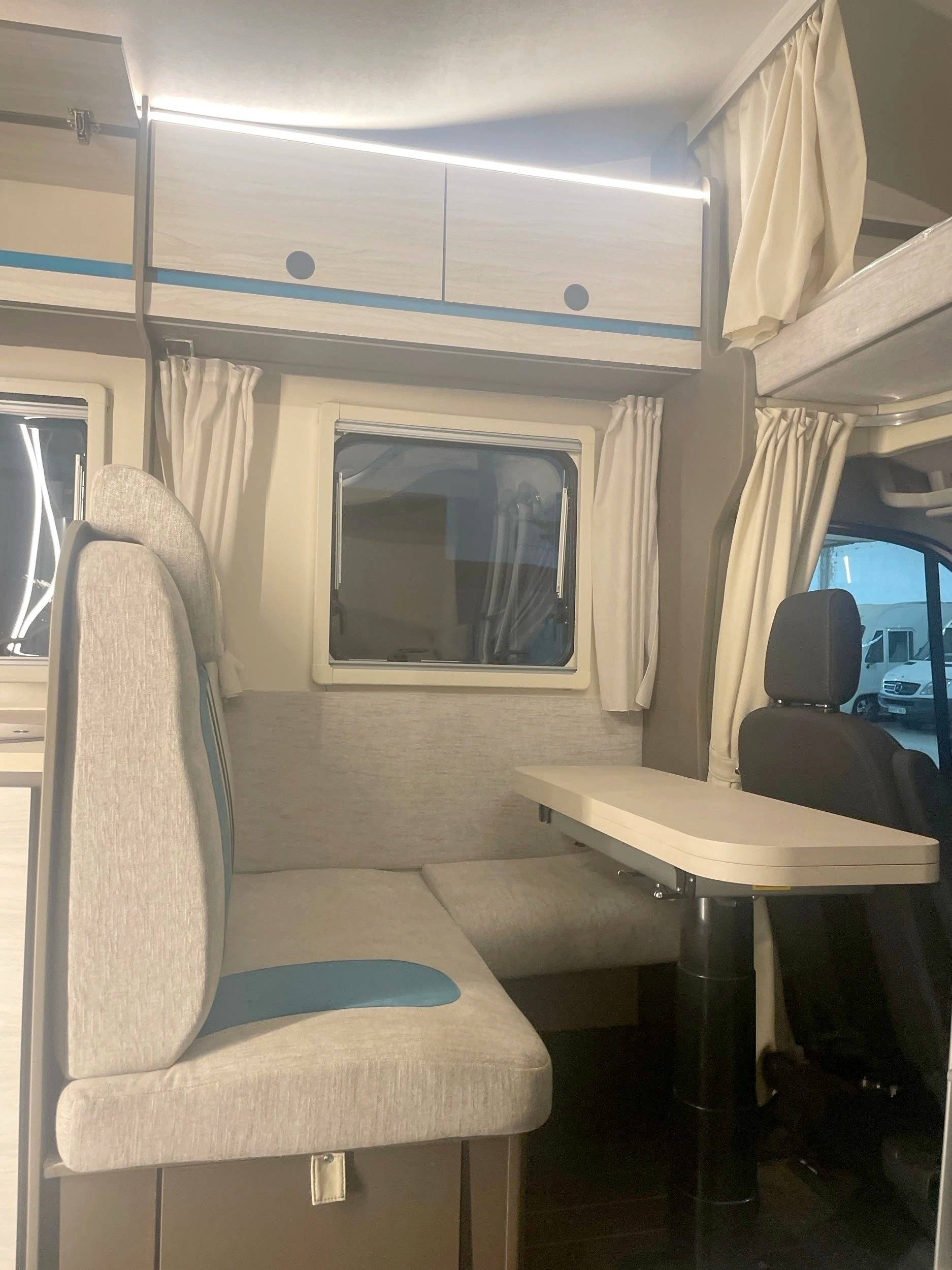 Dining Area Ford Transit 2,2 l 155 ch - Yescapa
