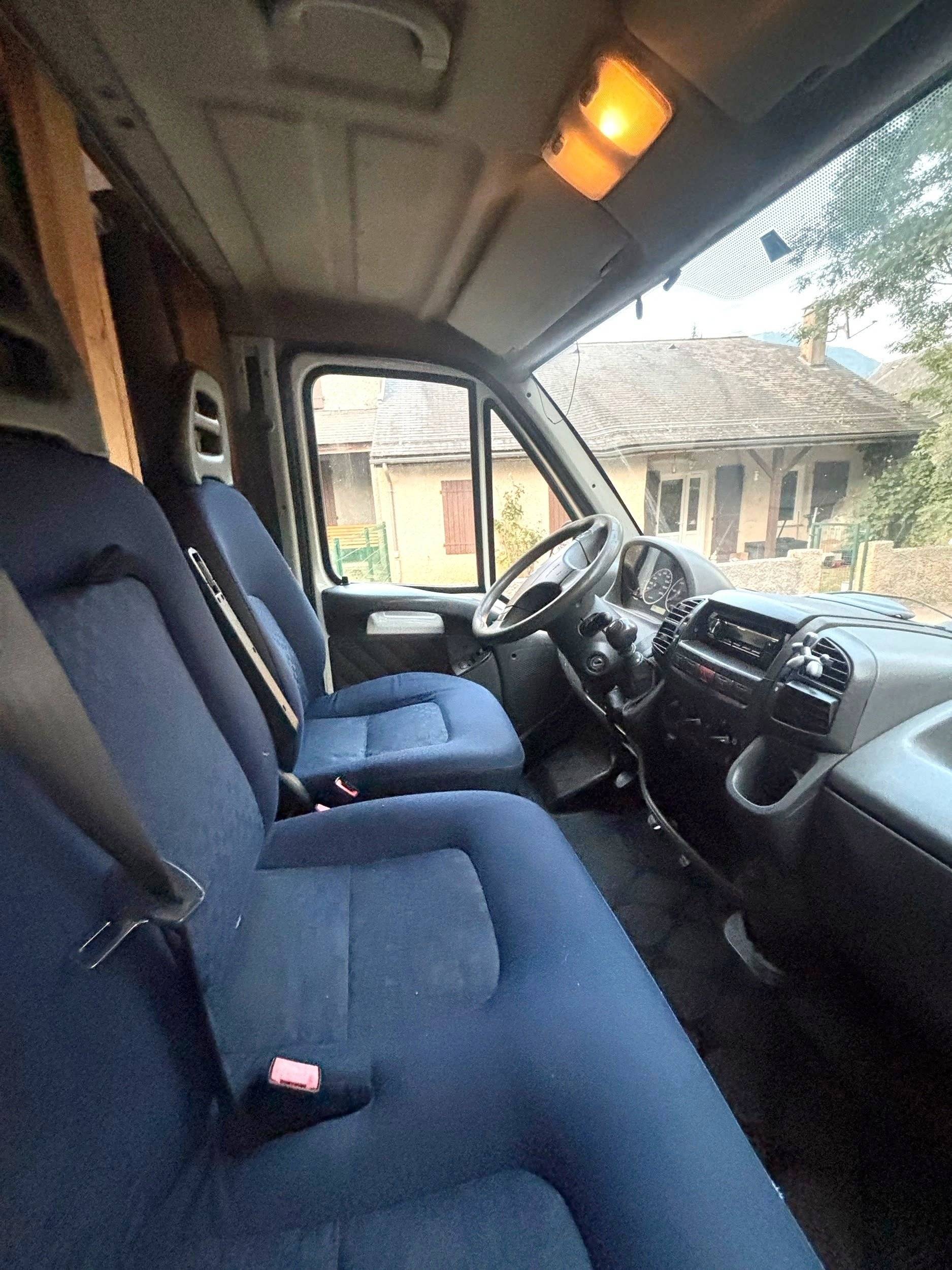 Dining Area Peugeot Boxer 2,2L HDI 100CH - Yescapa