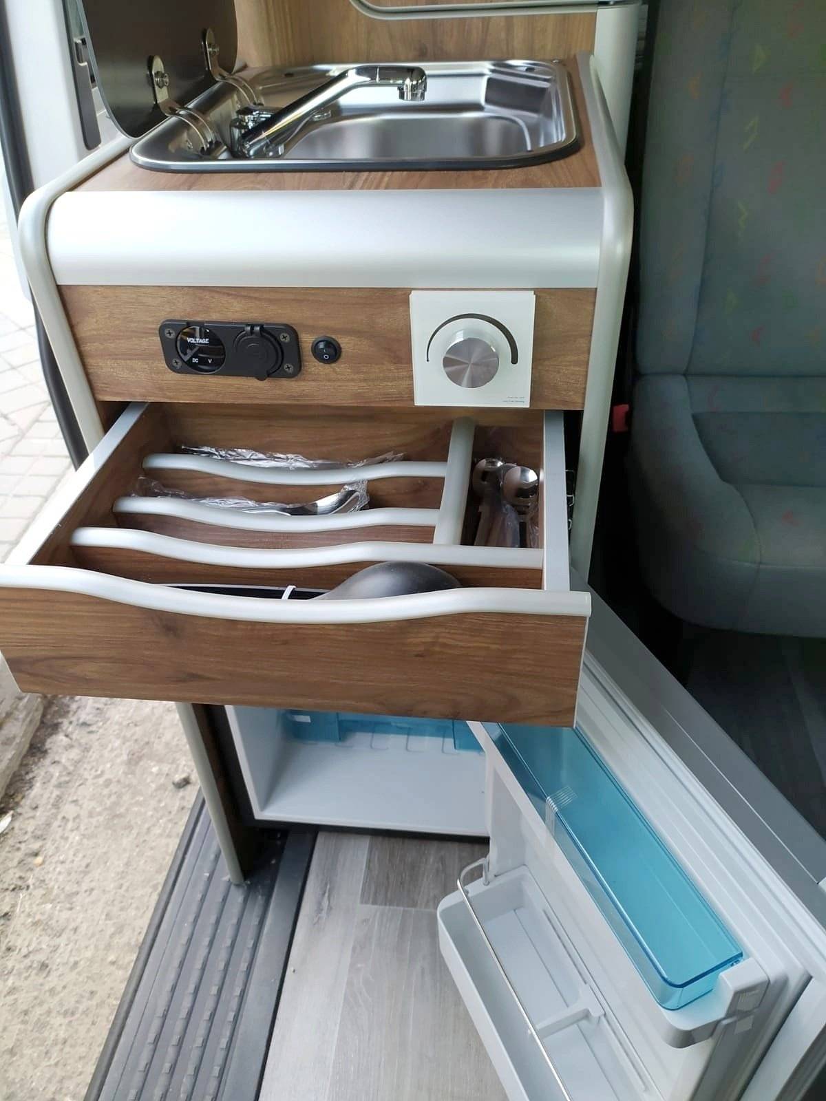 Volkswagen Transporter T6 (Roja)