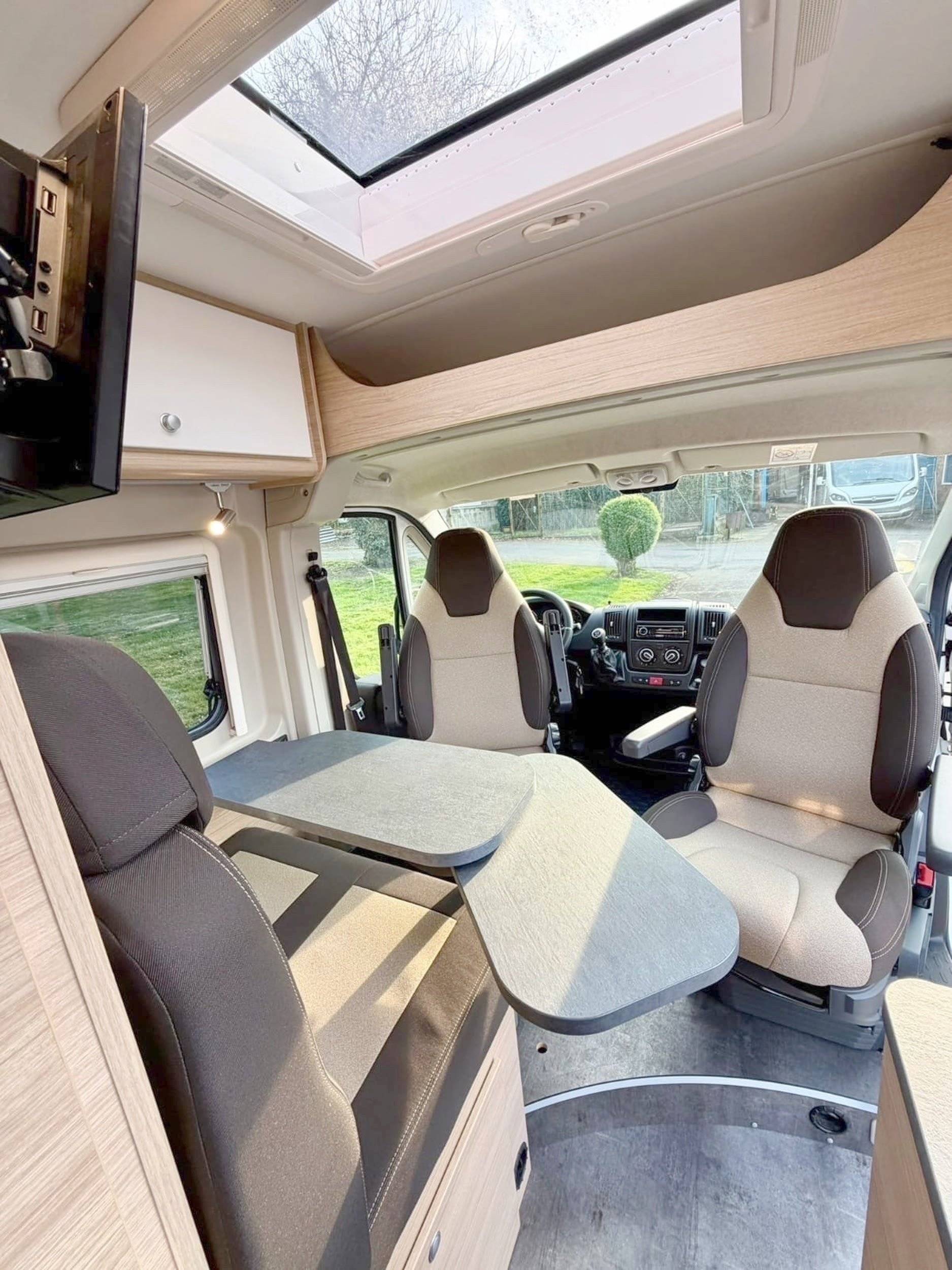 Área de jantar Citroën Jumper 2,2 HDi 140 - Yescapa