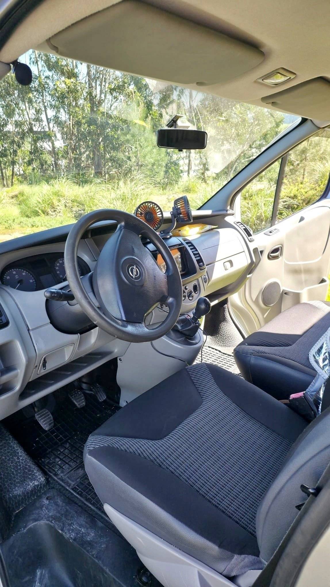 Driver's compartment Opel - Yescapa