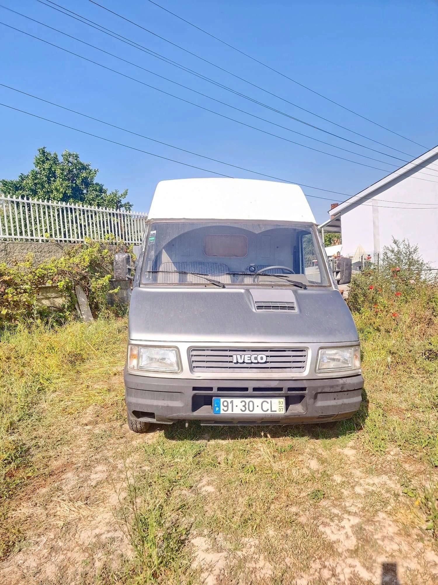 Vista de 3/4 Iveco Daily 30.8 - Yescapa