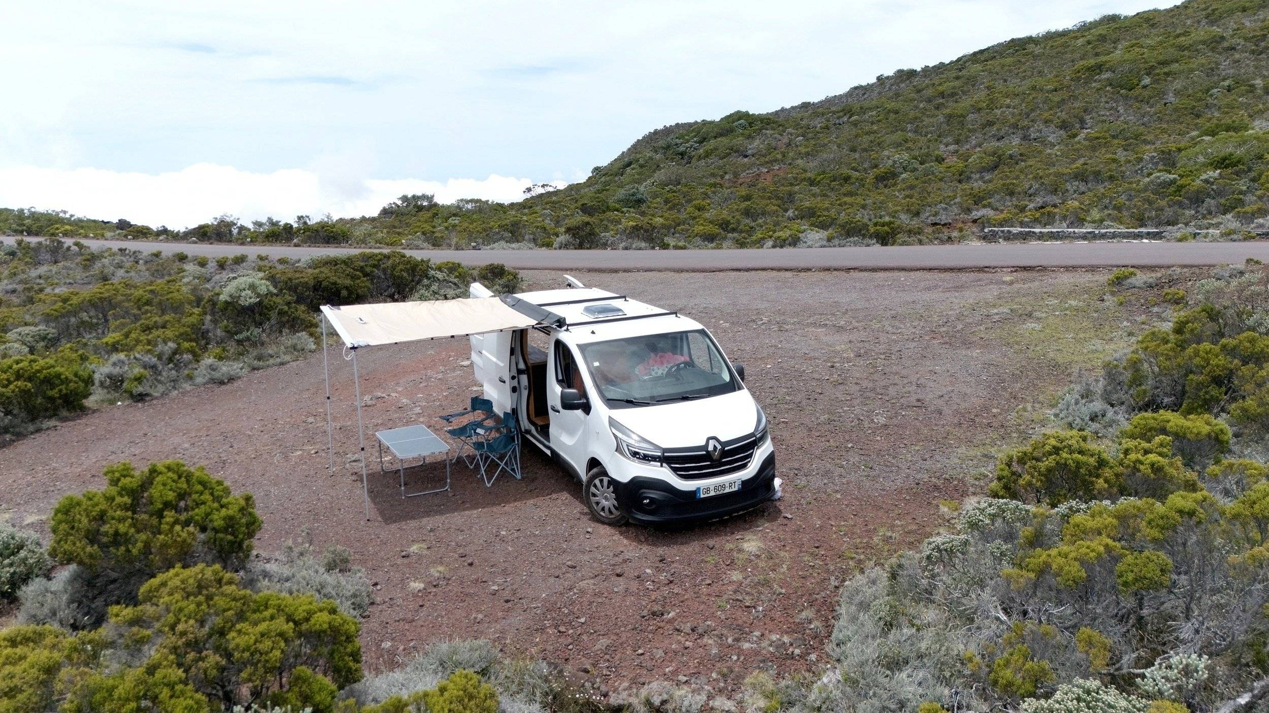 Vista del vehicle angle davanter Renault Trafic3 L2H1 1,6 l 140 ch - Yescapa