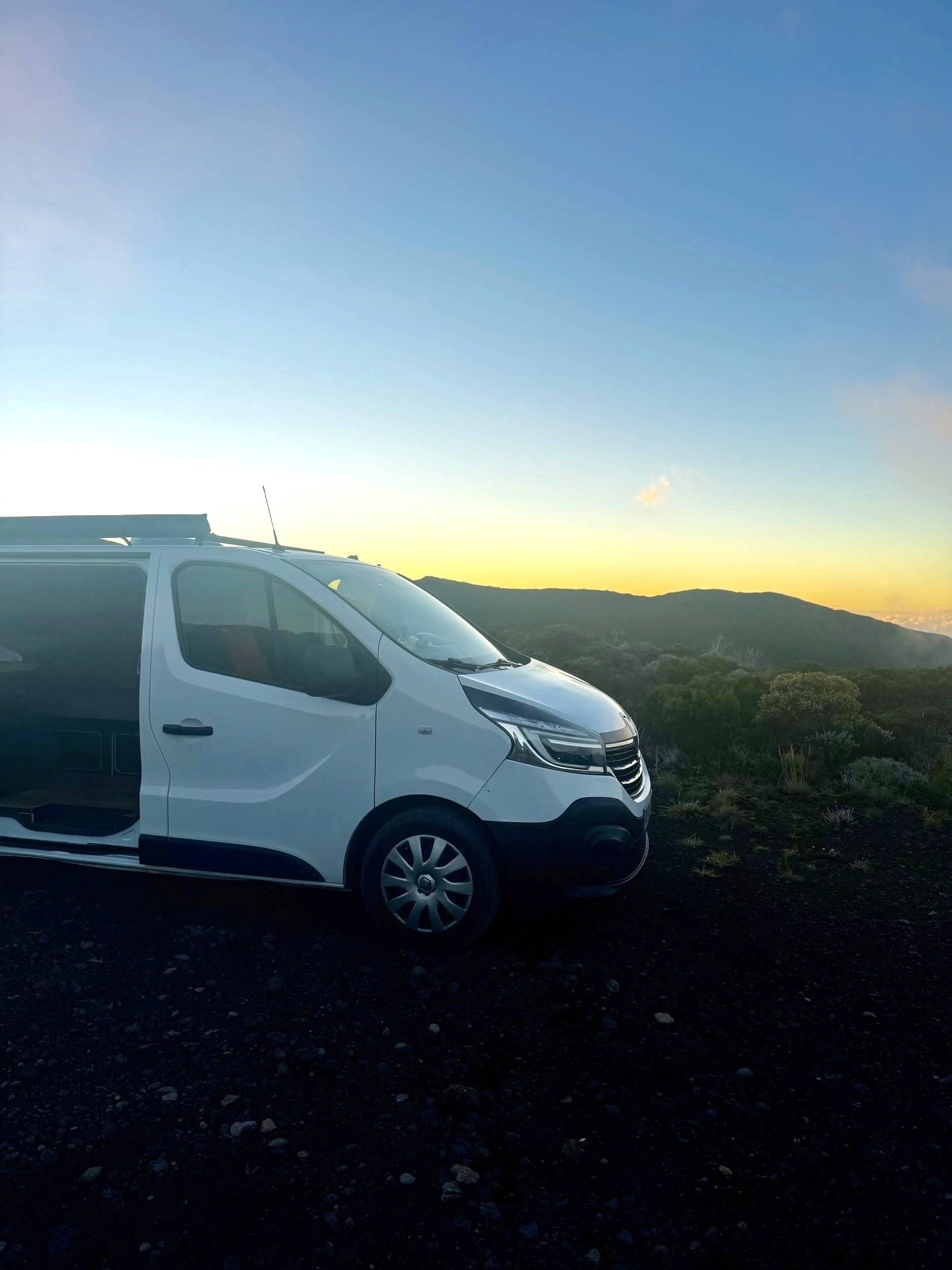 Voorkant 3/4 Renault Trafic3 L2H1 1,6 l 140 ch - Yescapa