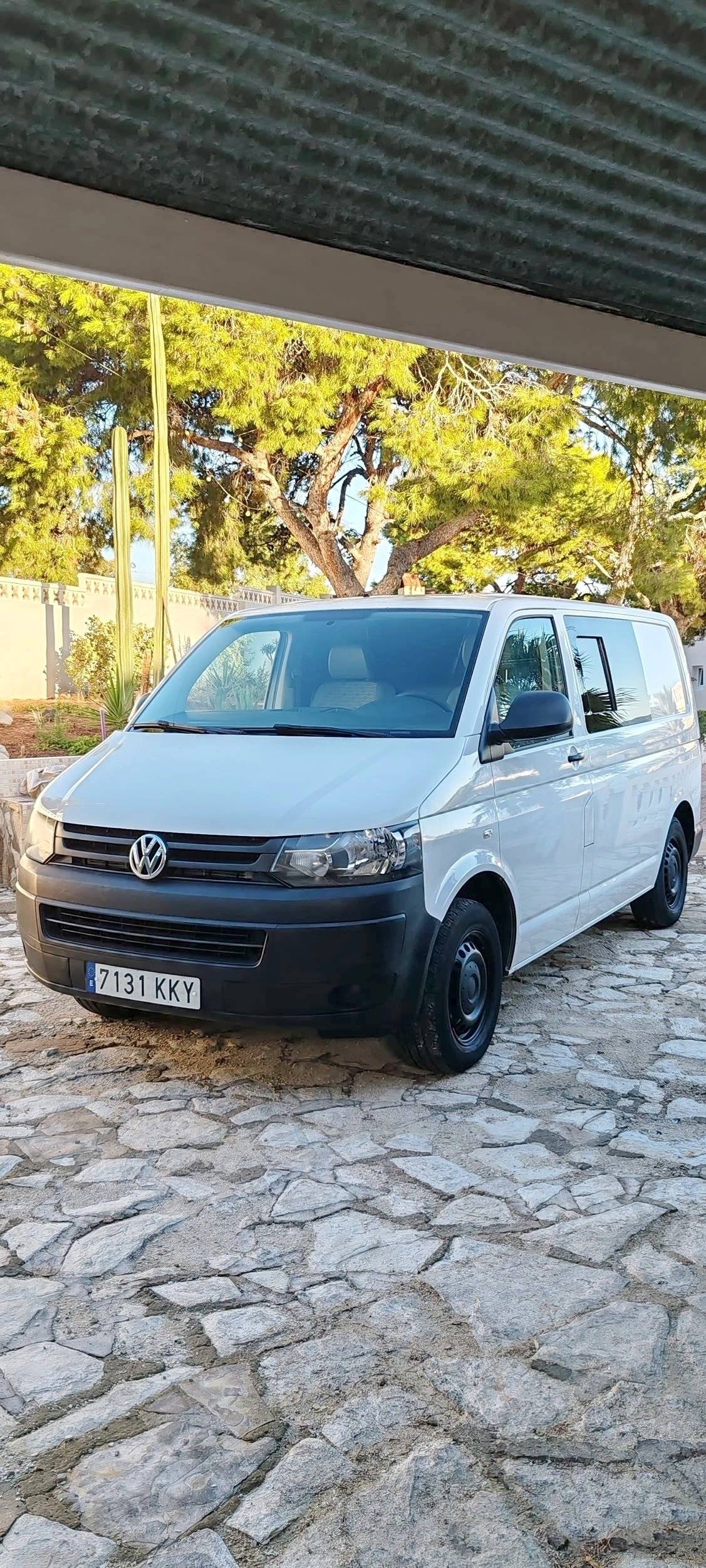 Front view from 3/4 Volkswagen - Yescapa