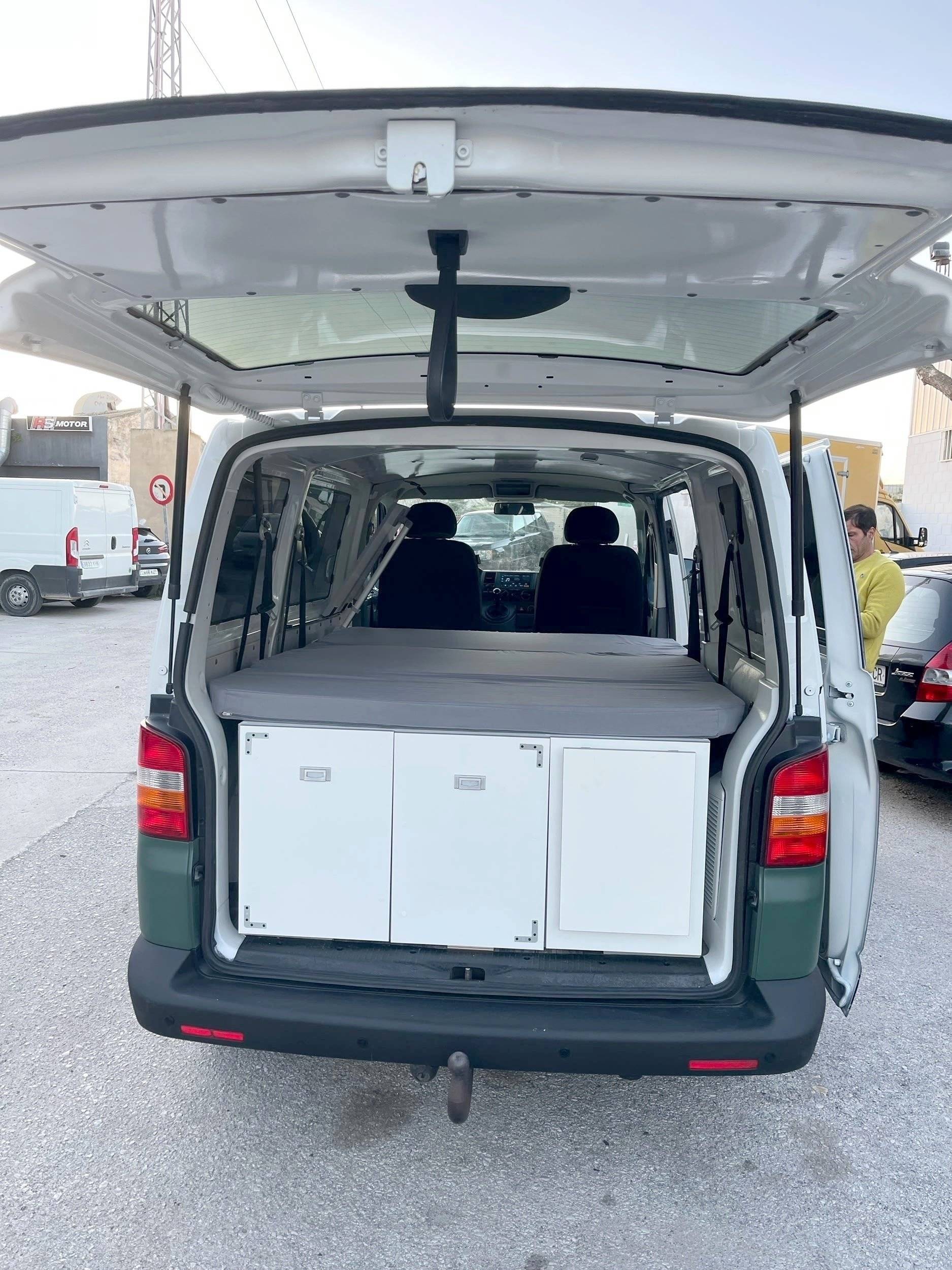 Schlafplätze Volkswagen T5 TDI 104 ch - Yescapa