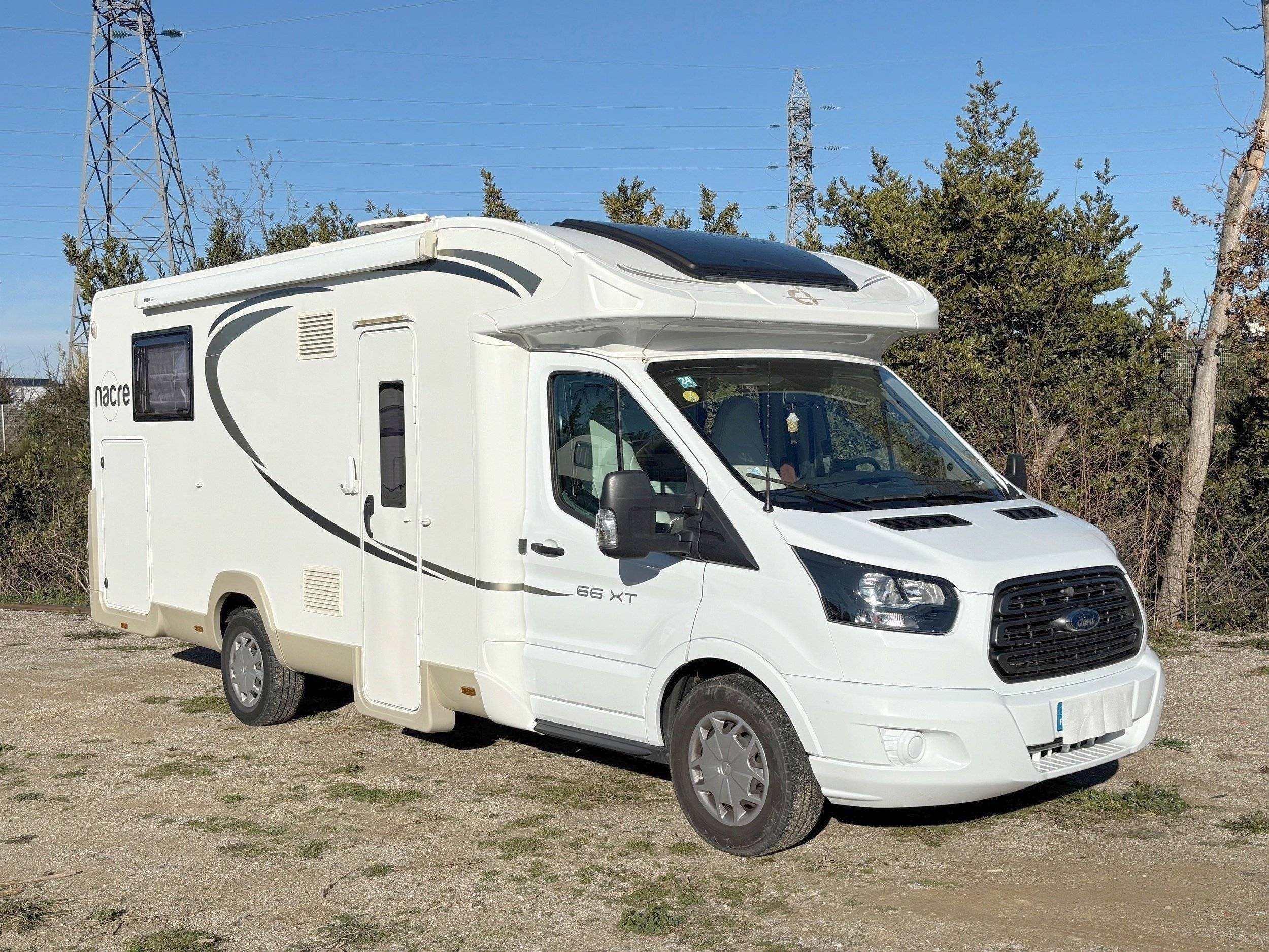 Vista del vehículo ángulo delantero Ford Transit 2,0 l 170 ch - Yescapa