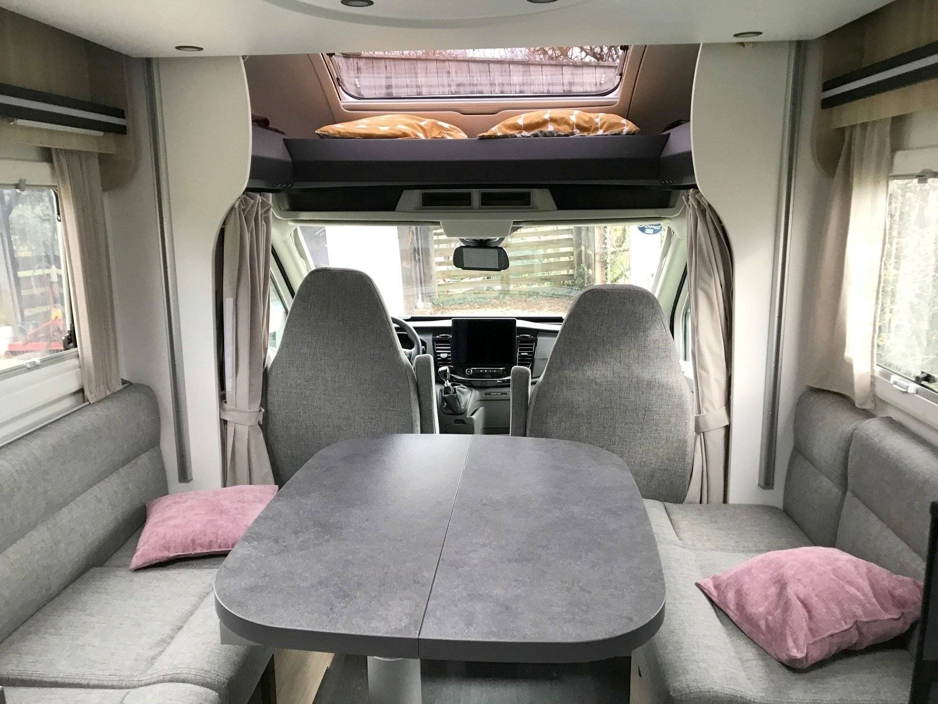 Dining Area Ford ford transit - Yescapa
