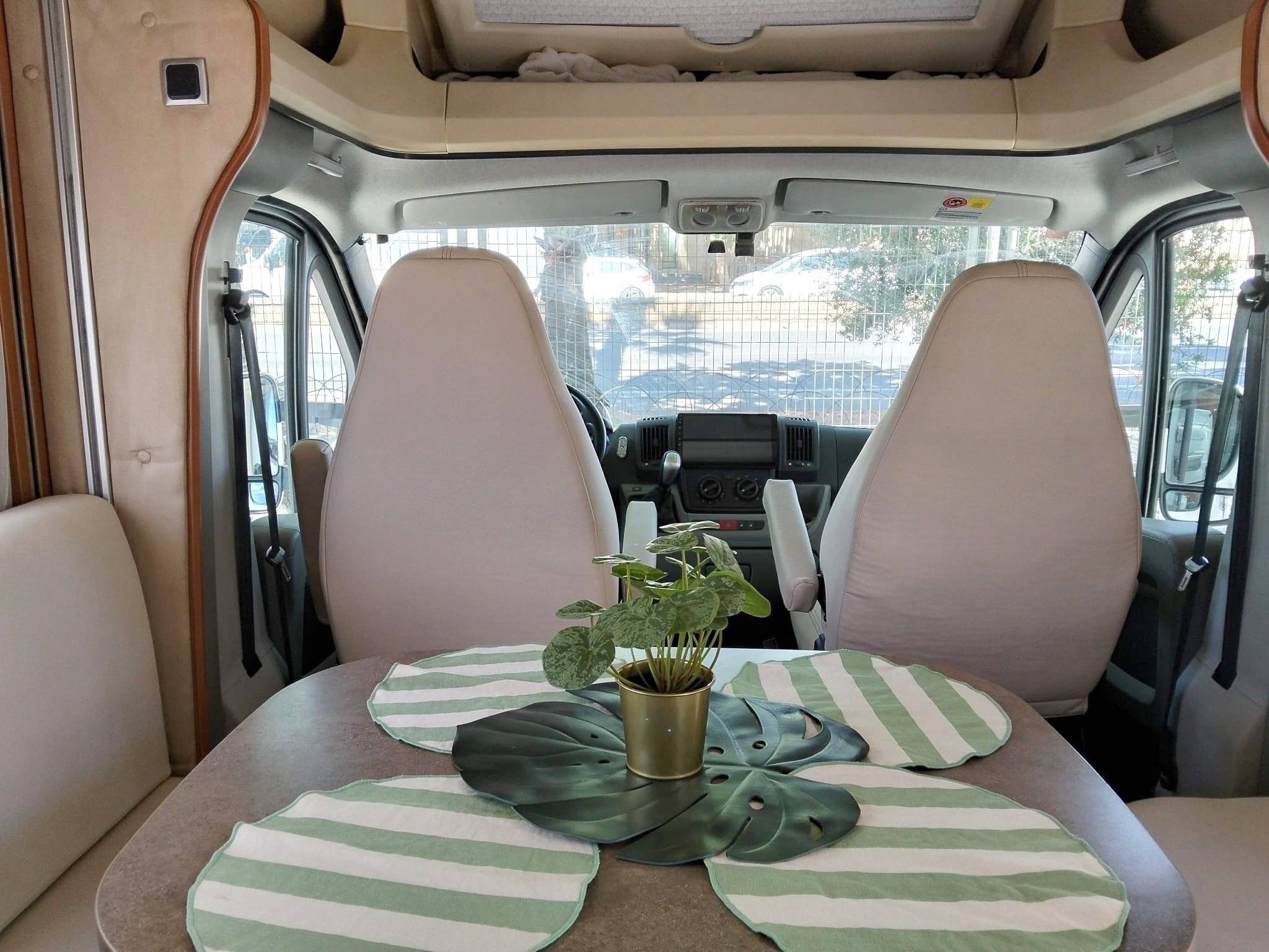Dining Area Fiat Ducato 3,0 l 160 ch - Yescapa