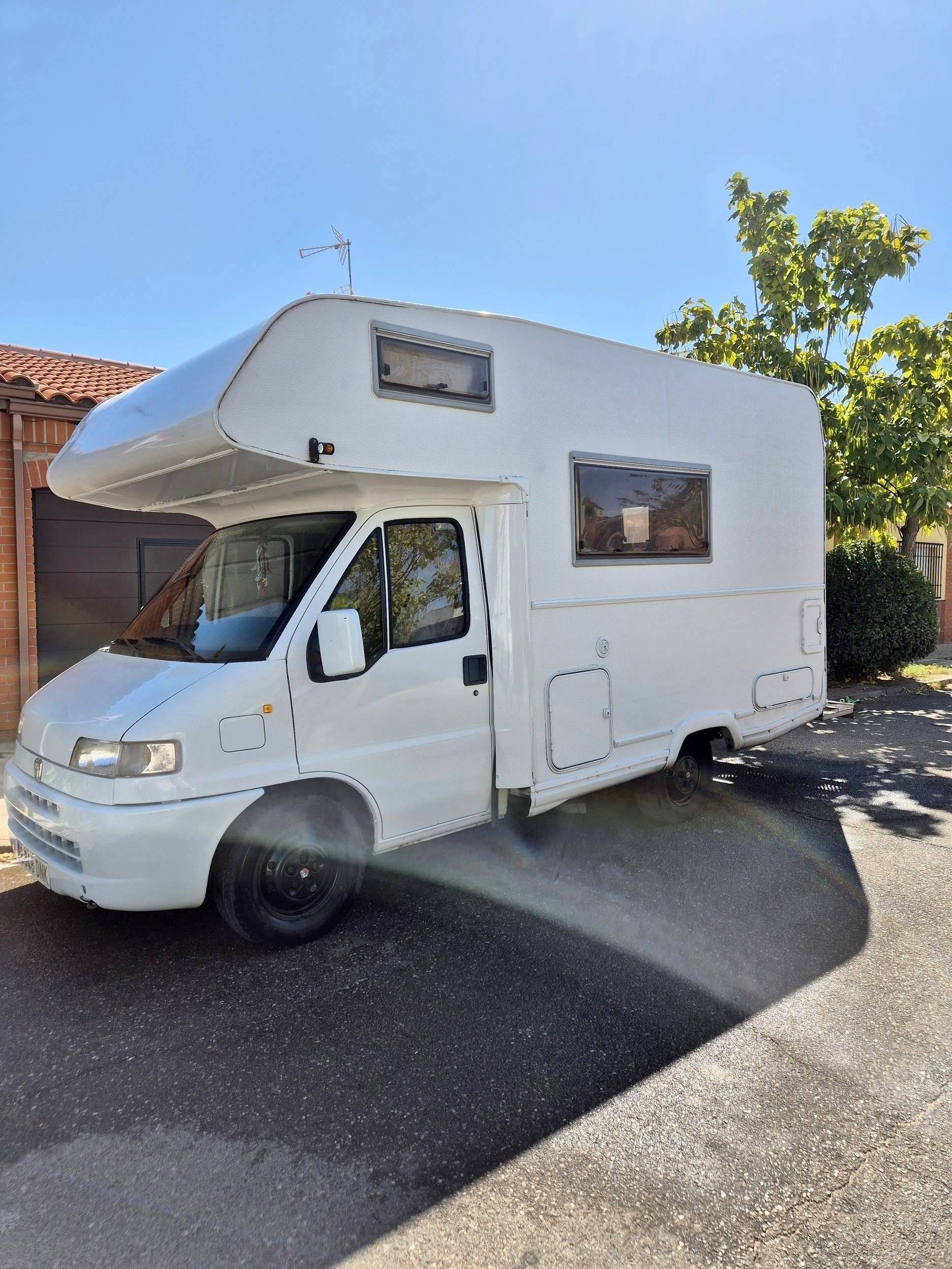 Front view from 3/4 Fiat - Yescapa