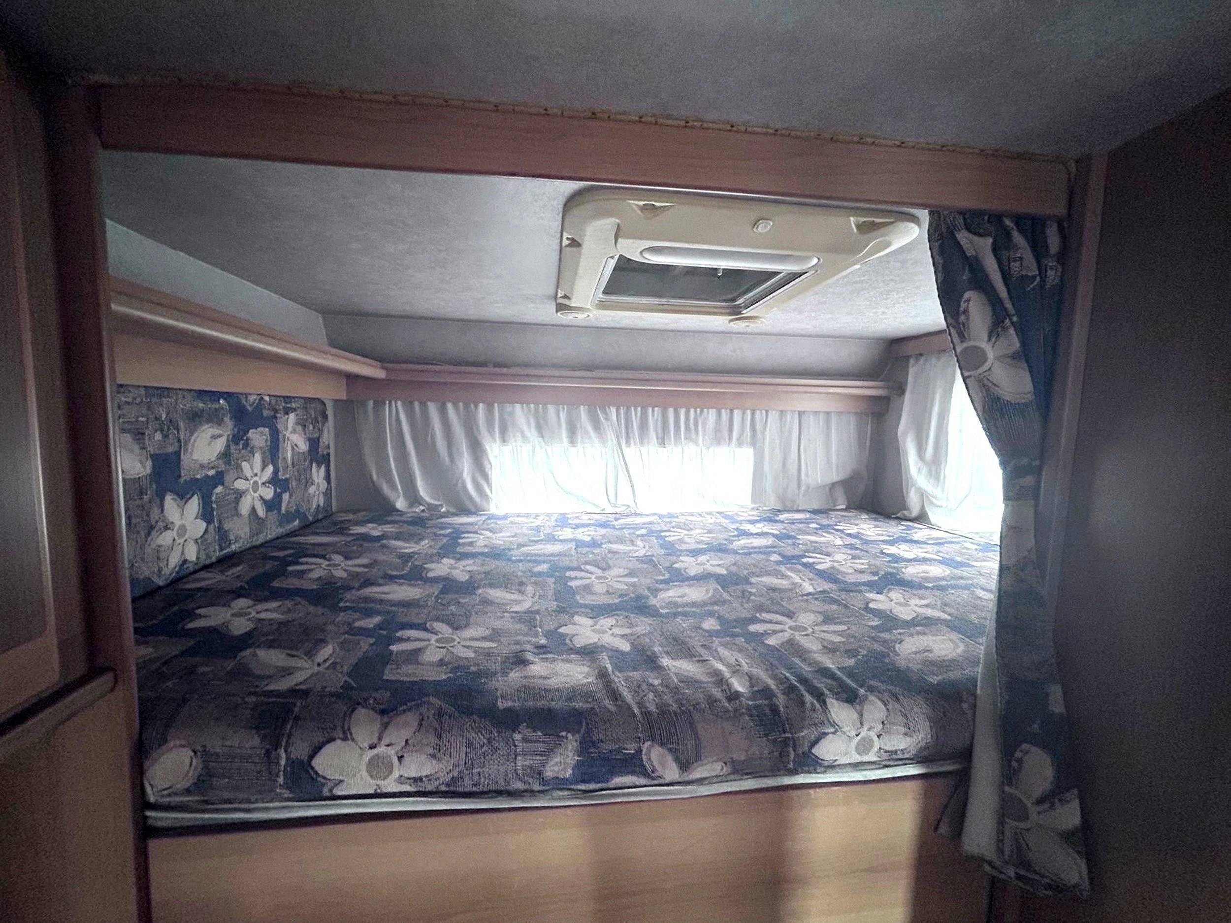 Plazas en cama Ford Transit 2,4 l 115 ch - Yescapa