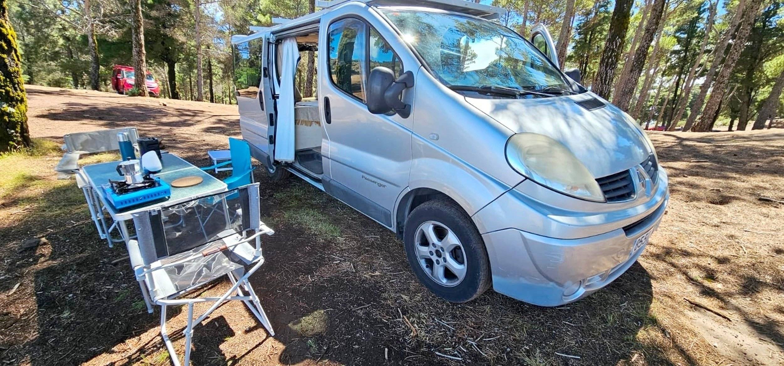 Vista de 3/4 Renault Trafic - Yescapa